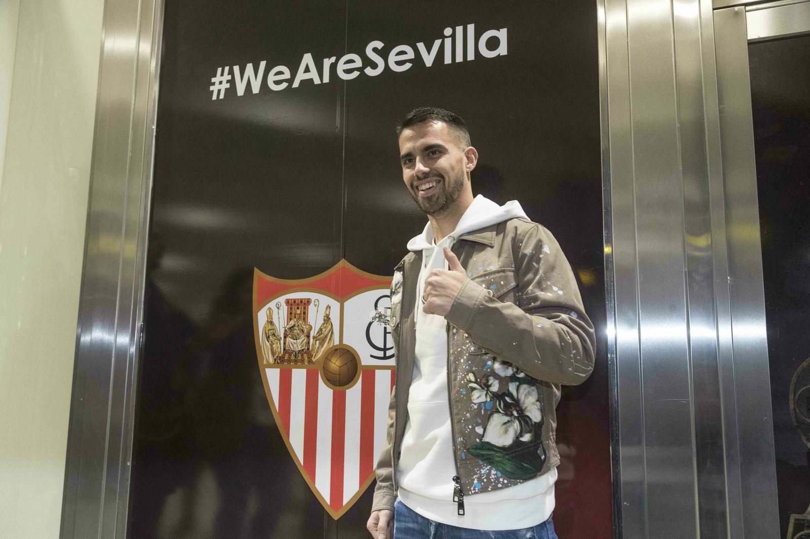 El gaditano Suso posa sonriente en tierra sevillana.