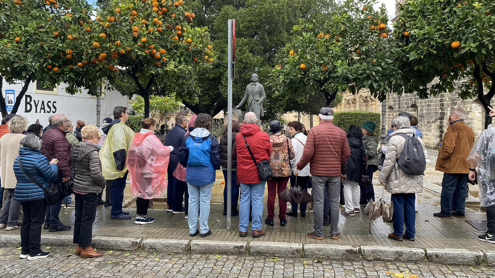 Turistas de visita junto a las bodegas González Byass y la Catedral.