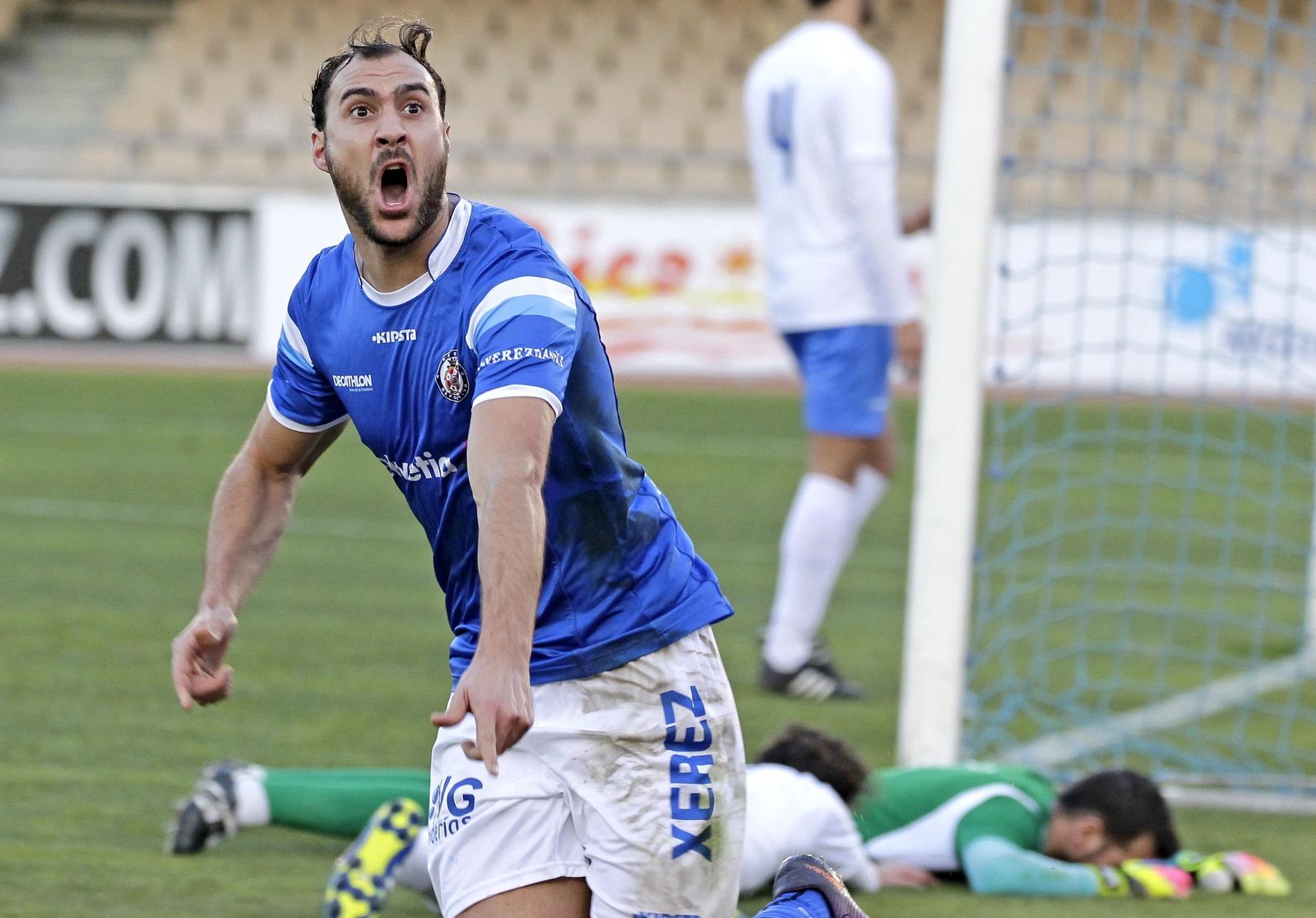 Javi Tamayo celebra con rabia un gol con la camiseta del Xerez DFC.