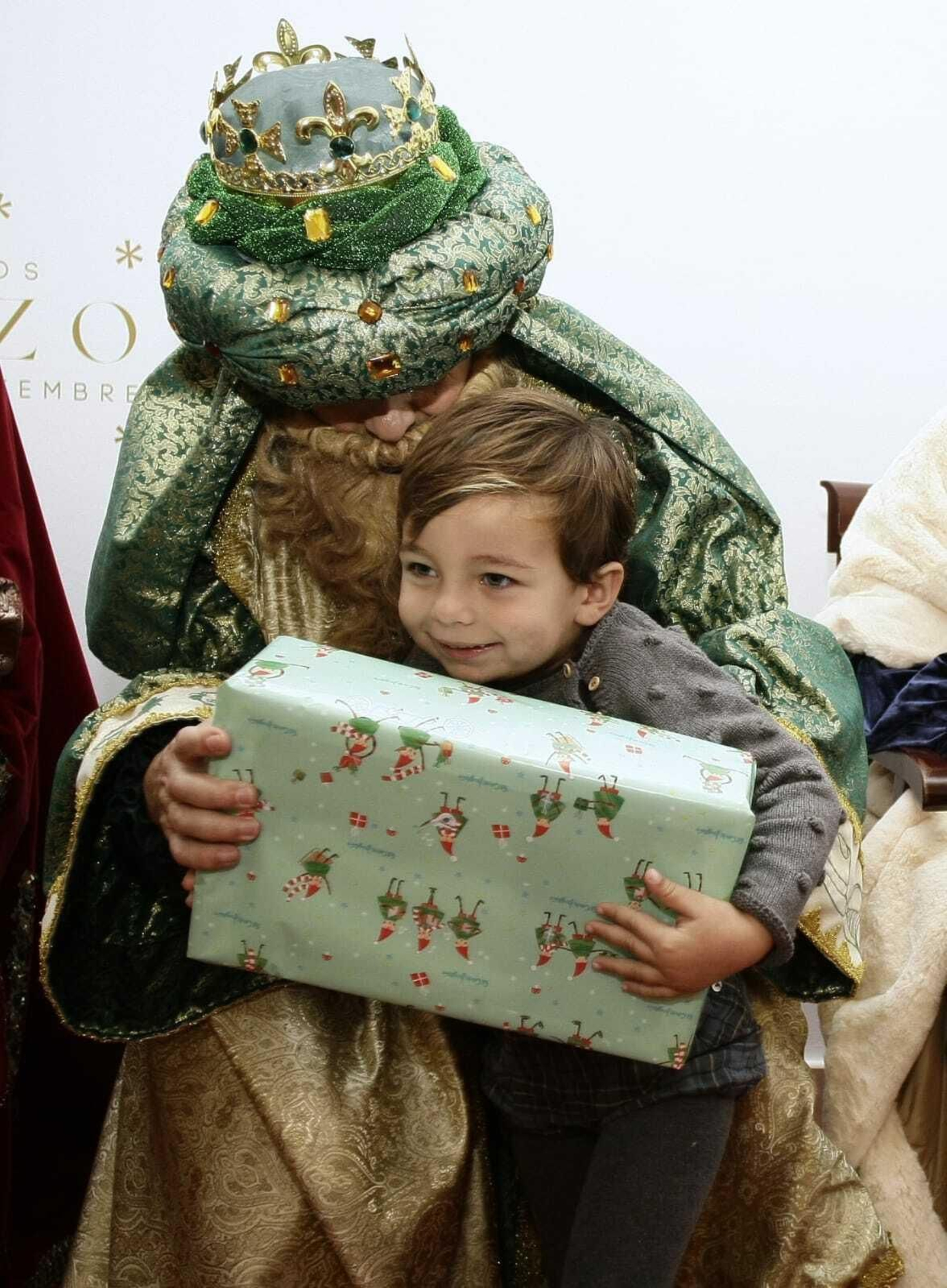 Un niño recibe con emoción un regalo en la Fundación Cajasol
