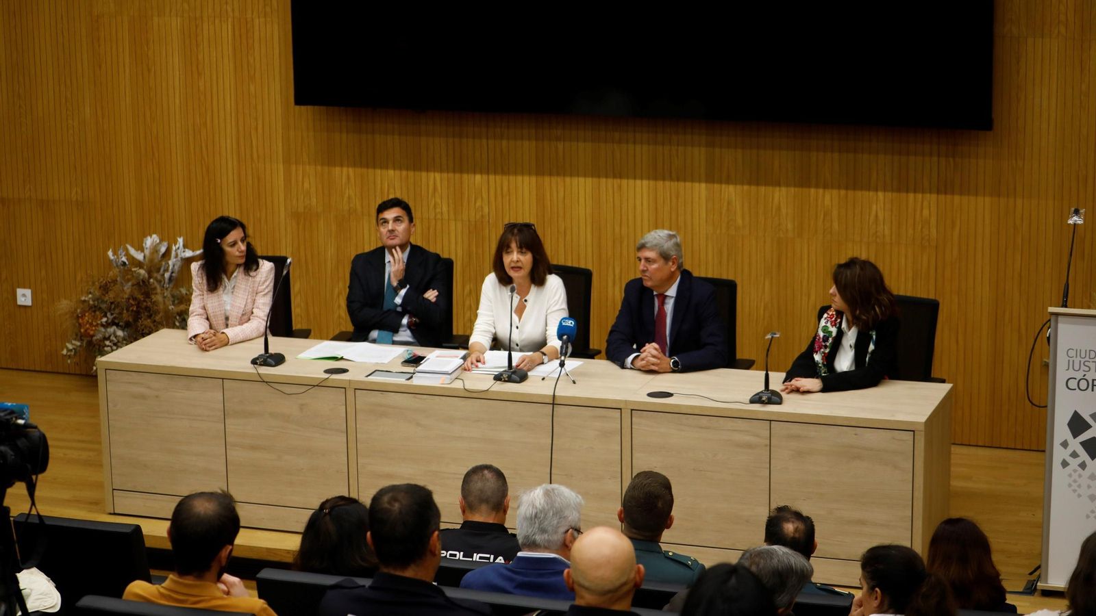 La fiscal de Medio Ambiente, María Eugenia Bautista, durante la reunión técnica.