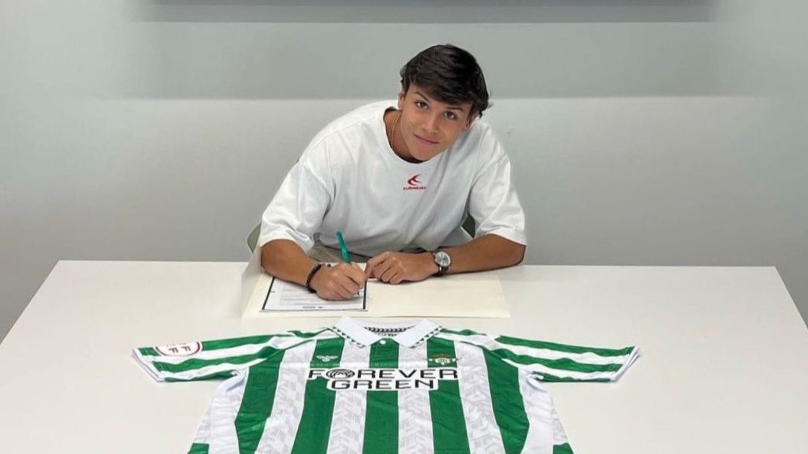 Dani Álvarez firma su contrato con el Real Betis