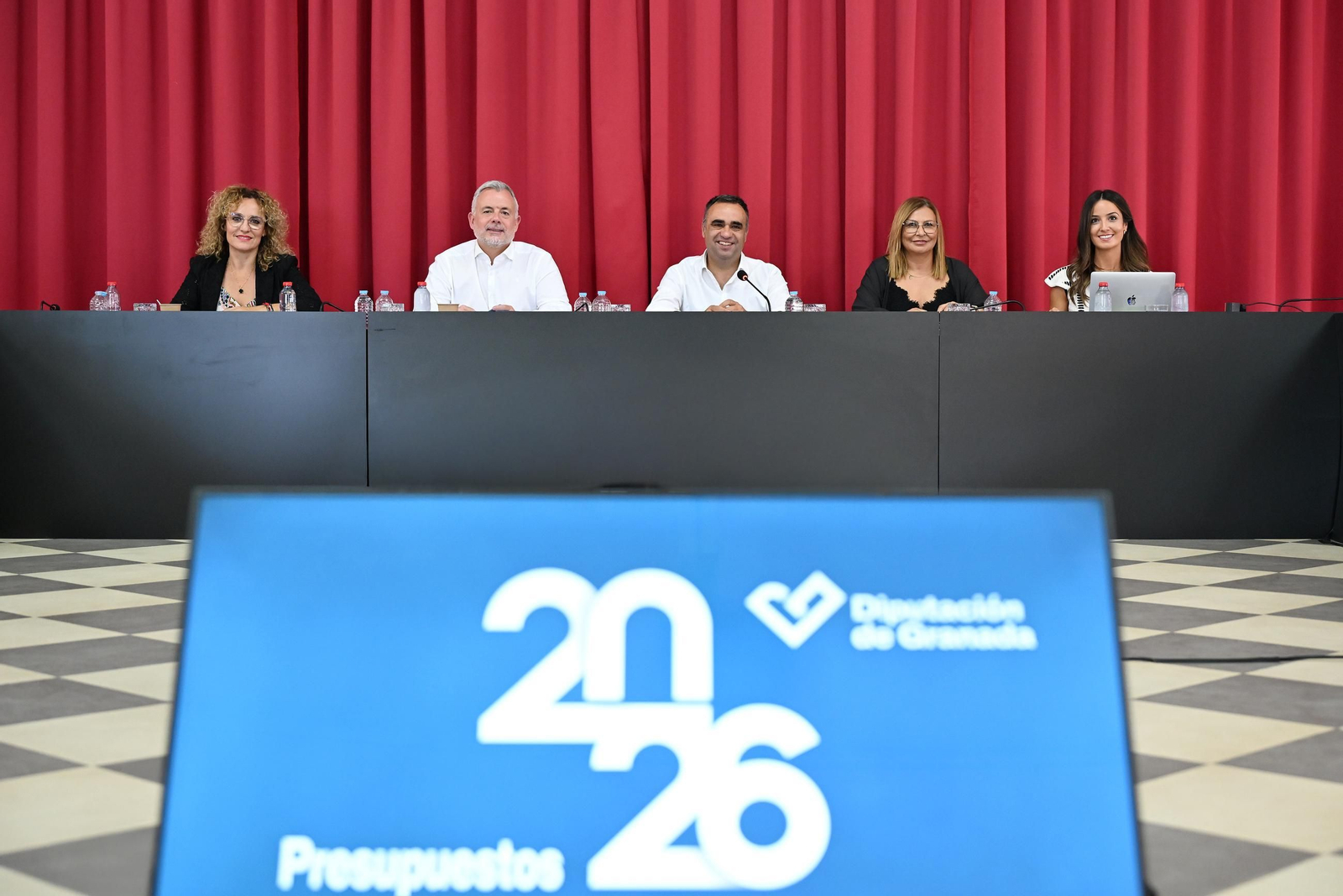 Rodríguez y varios diputados provinciales, durante una reunión presupuestaria