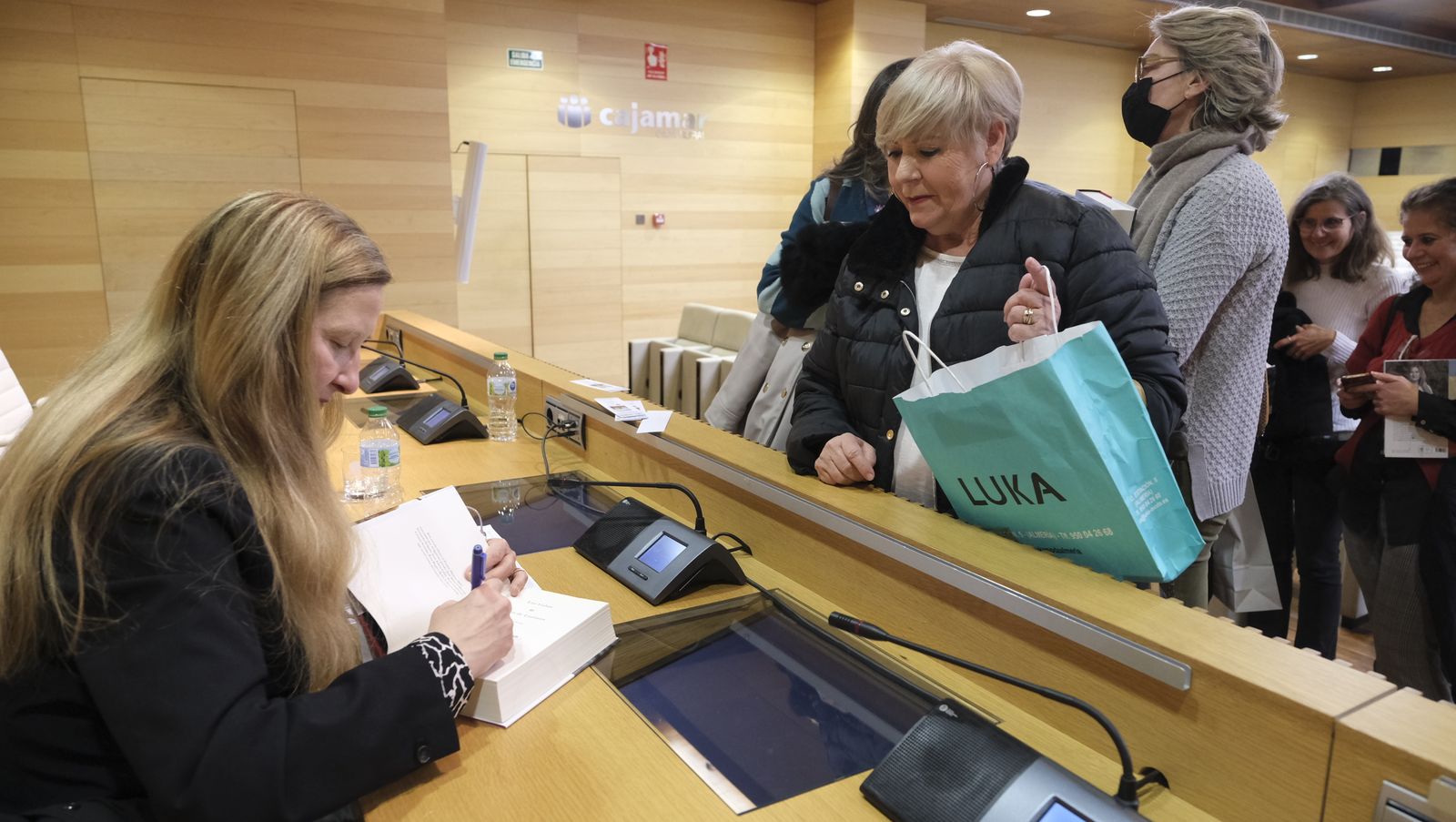 Imágenes del Diario de los Libros con la escritora ganadora del Premio Planeta 2022, Luz Gabás