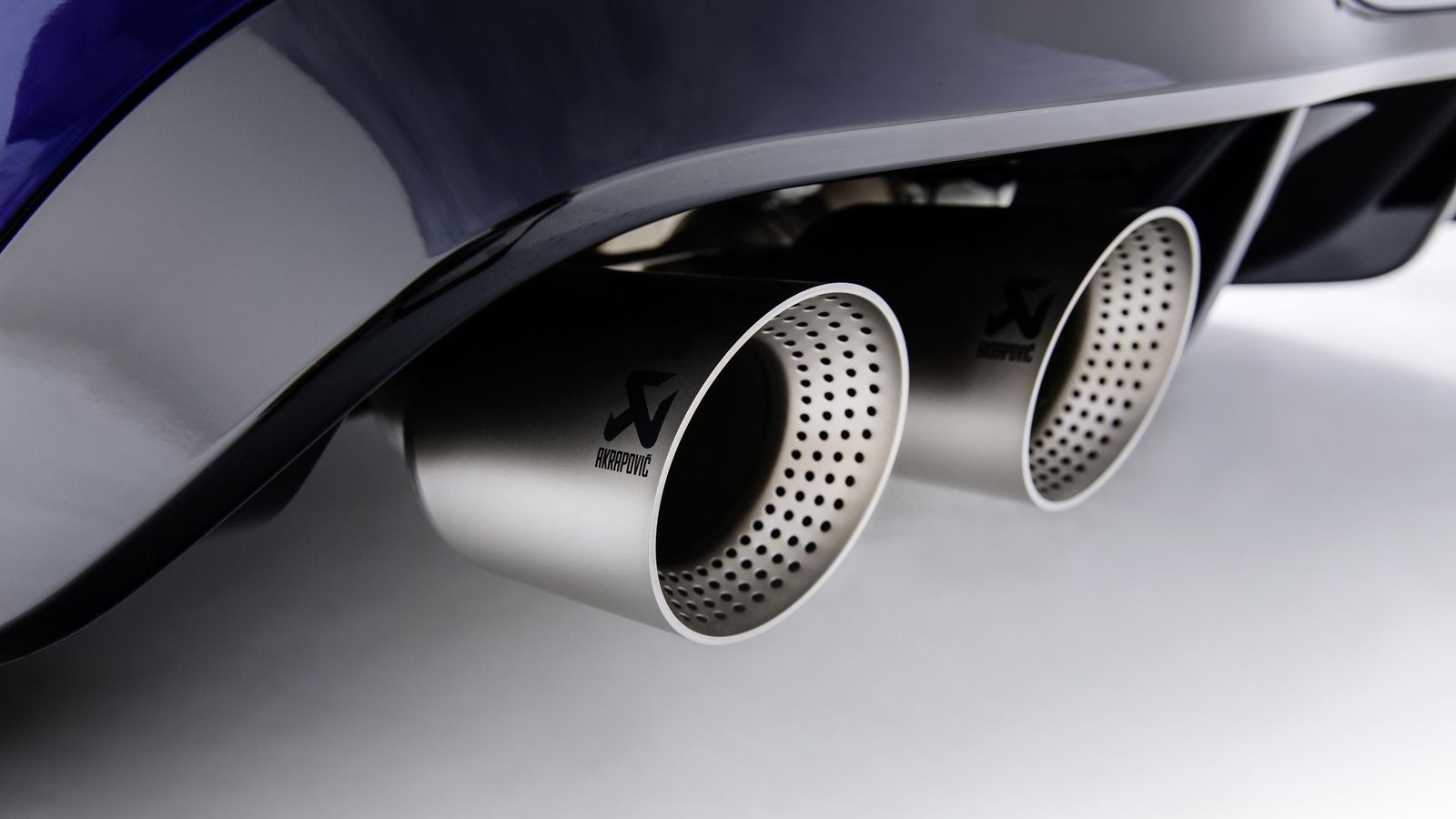 En los VW Golf R se ofrece como opción un escape Akdrapovic de titanio que ahorra, respecto al de acero, entre 7 y 10 kilos; así como llantas de entre 19 y 22”.