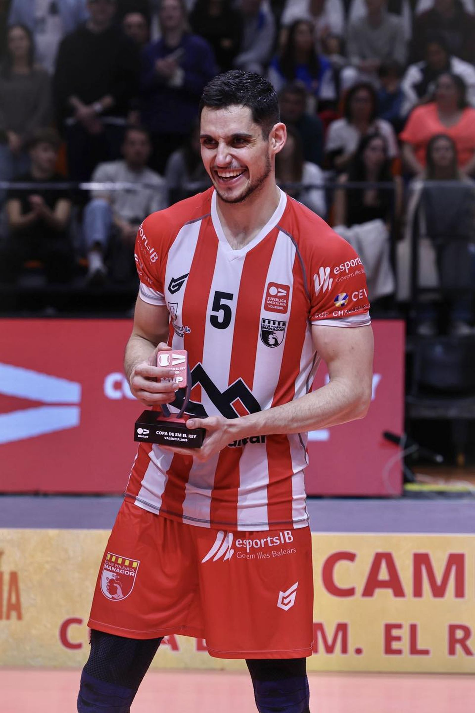 El colocador almeriense recibe el trofeo de MVP de la Copa del Rey.