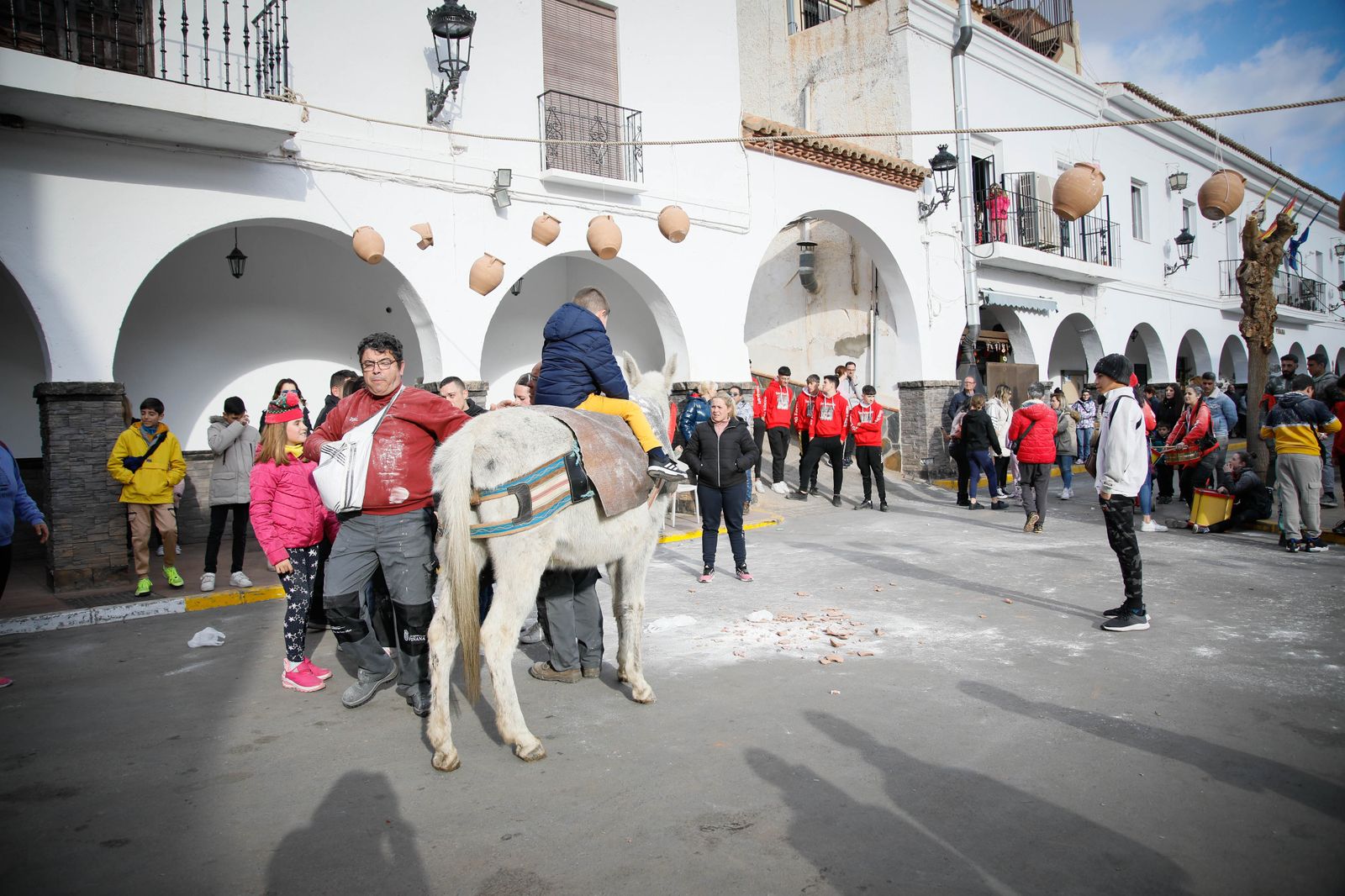 Las mejores imágenes del cierre de fiestas en Fiñana con "Las Ollas"