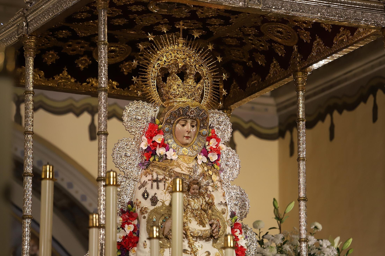 Imágenes de la Virgen del Rocío y sus nuevas andas