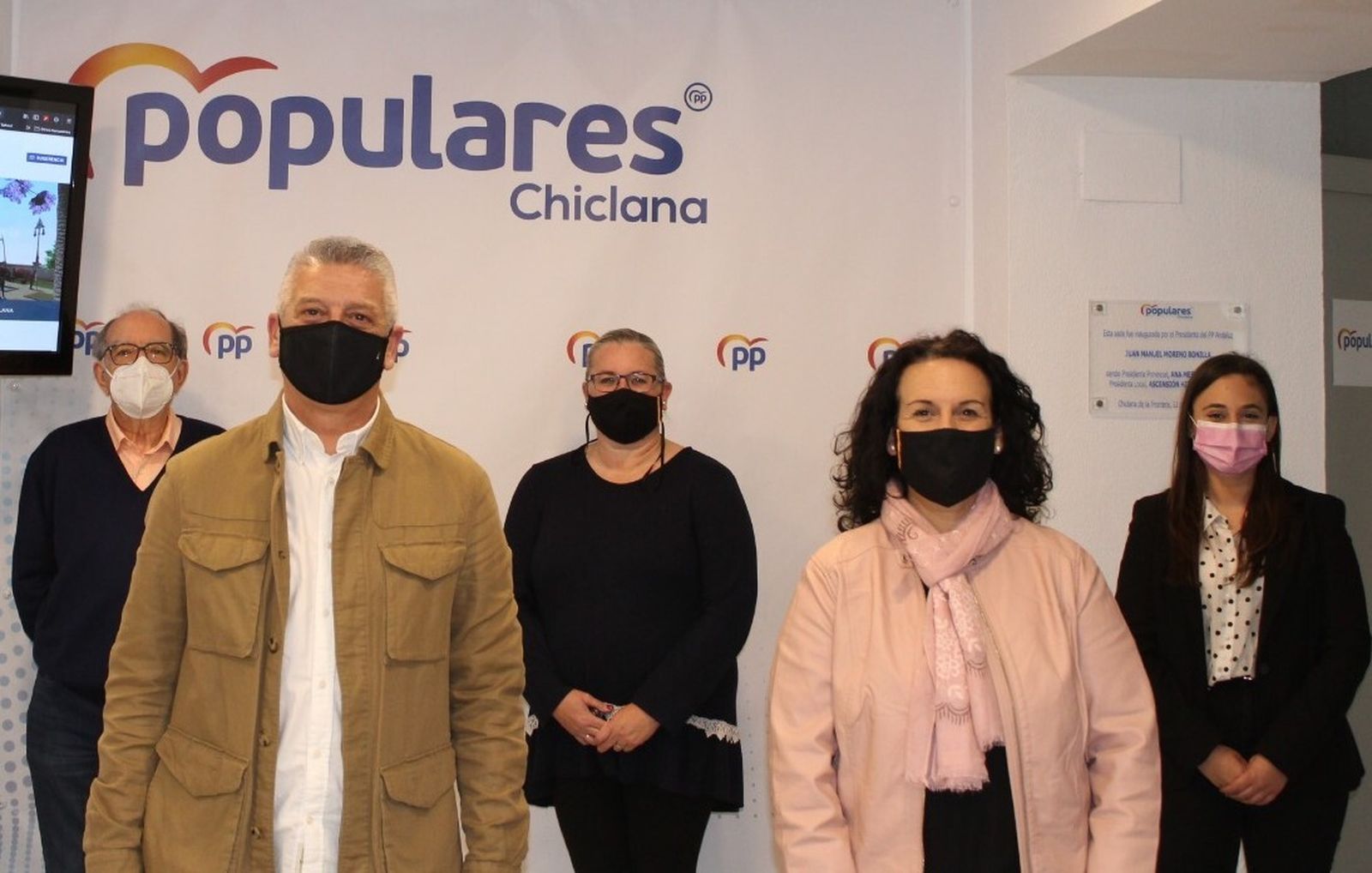 Hita y Rodríguez posan junto a otros compañeros del partido.