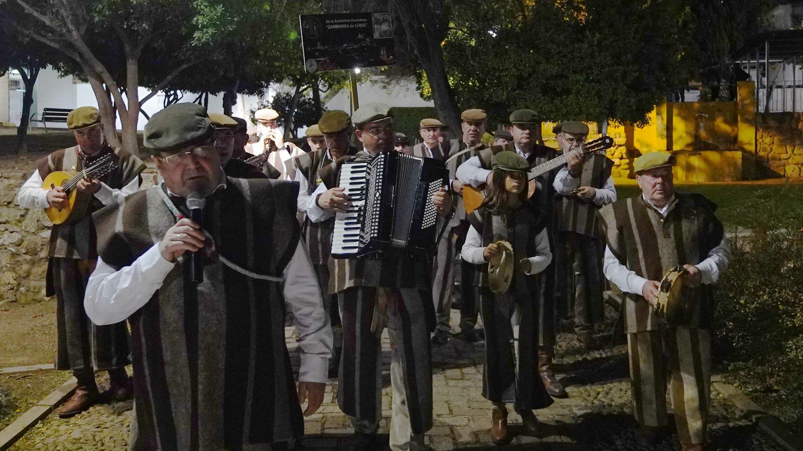 La Zambomba los Segaores, en su pasacalles incluido en 'La Fiesta de los Patios en Navidad'.