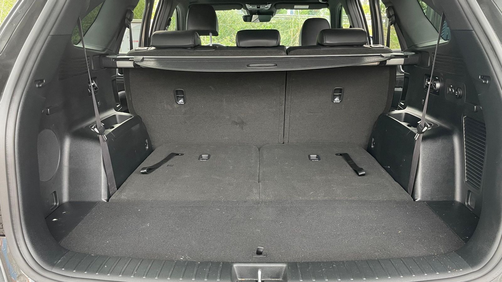 Visto como un cinco plazas, el maletero tiene una capacidad impresionante que limita más bien poco lo que los ocupantes del Sorento pueden llevar consigo. El plano de carga queda a 77 cm del suelo, lo usual en un SUV. Visto como un cinco plazas, el maletero tiene una capacidad impresionante que limita más bien poco lo que los ocupantes del Sorento pueden llevar consigo. El plano de carga queda a 77 cm del suelo, lo usual en un SUV.