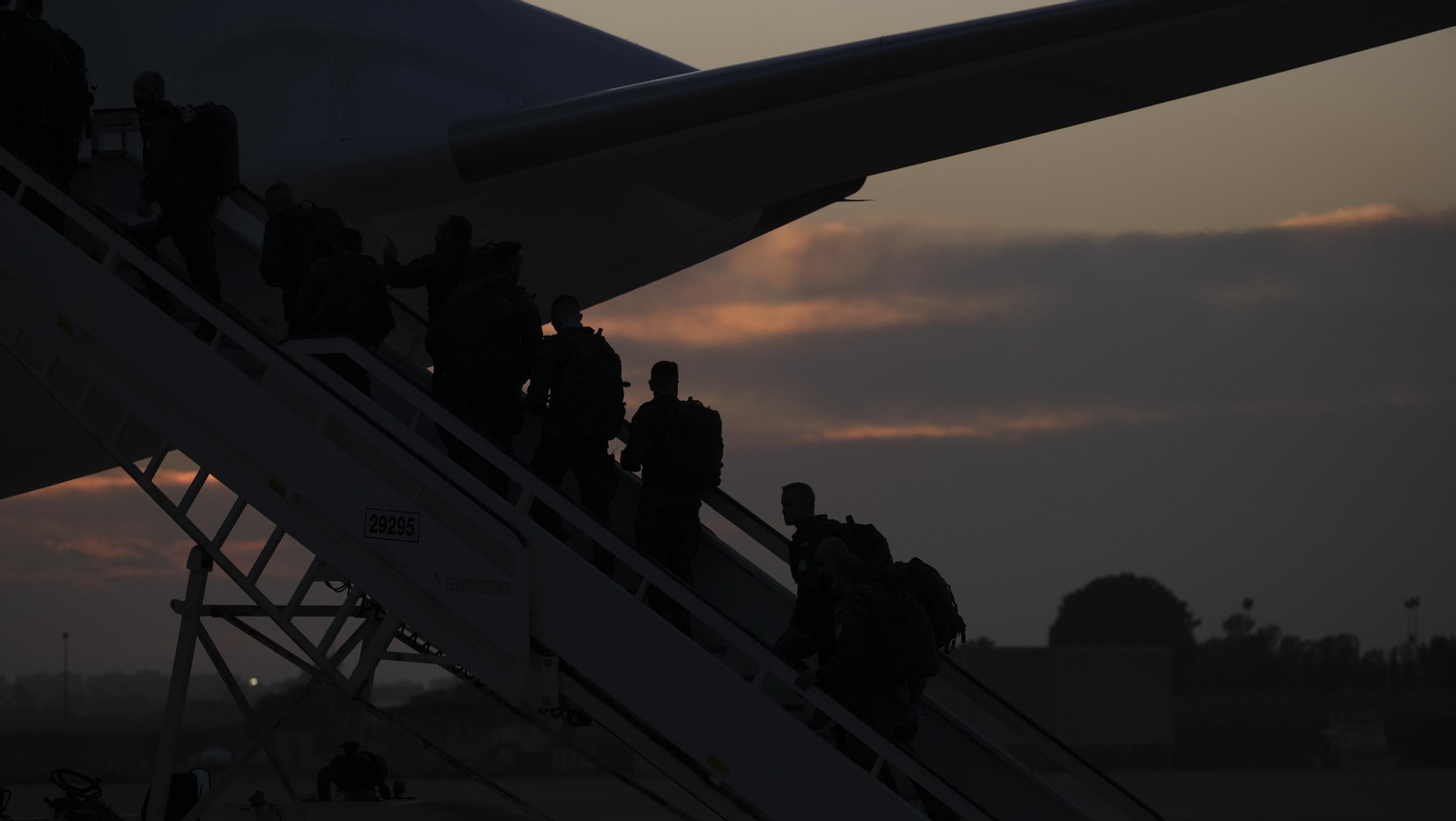 Imágenes de la salida del segundo contingente de La Legión con destino el Líbano