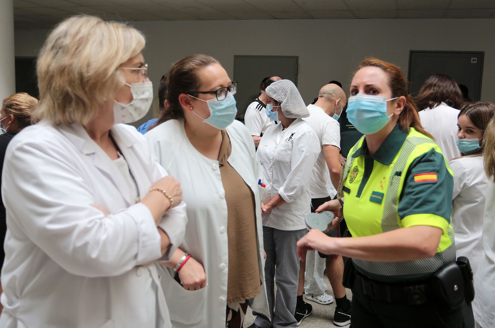 Imágenes de la exhibición de la Guardia Civil en el Hospital Juan Ramón Jiménez con motivo del 35 aniversario de la incorporación de la mujer