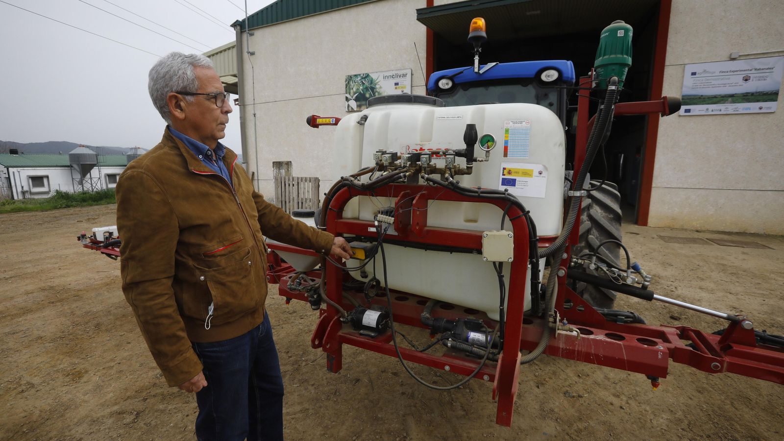 El catedrático Jesús Gil Ribes muestra la cosechadora patentada en el proyecto Mecaolivar. El catedrático Jesús Gil Ribes muestra la cosechadora patentada en el proyecto Mecaolivar.