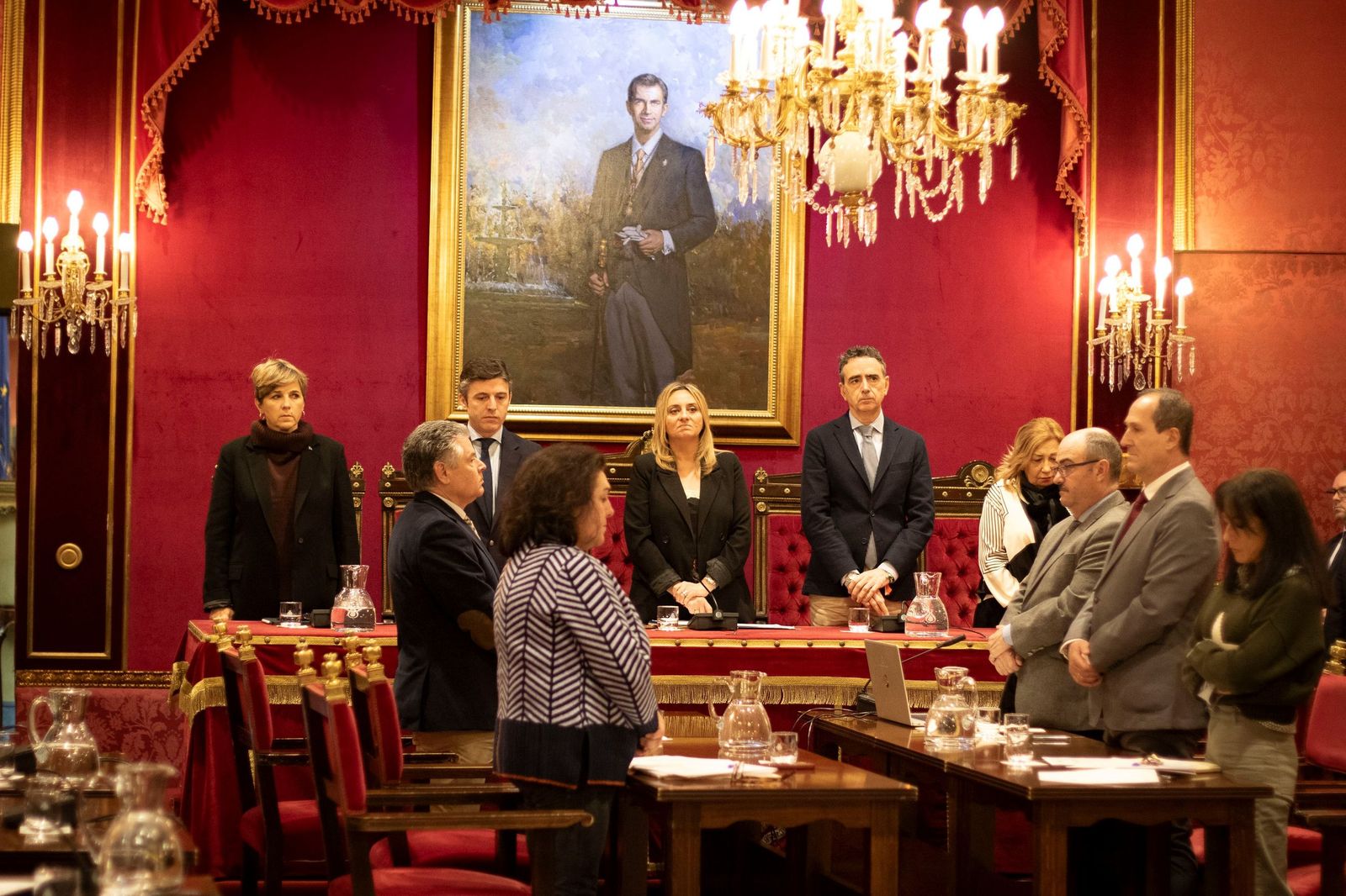 Minuto de silencio en el Salón de Plenos del Ayuntamiento de Granada este viernes.