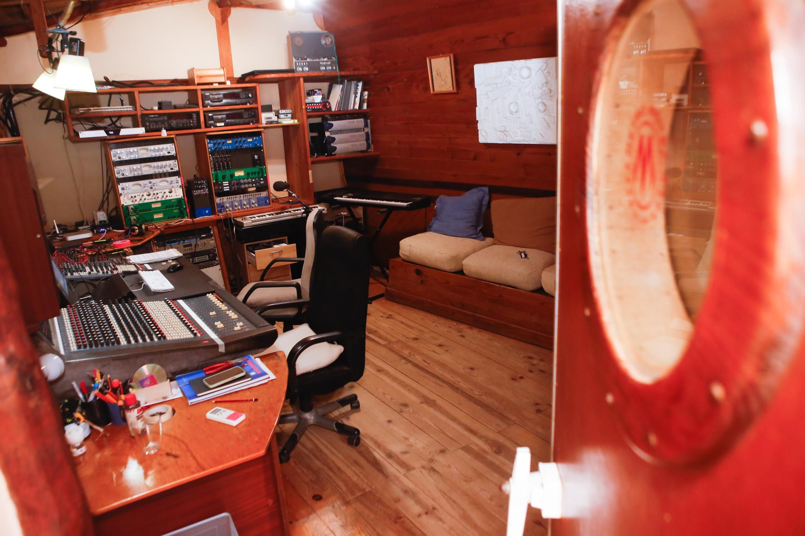 Punta Paloma, el estudio perdido en Tarifa donde graban los músicos famosos, en imágenes