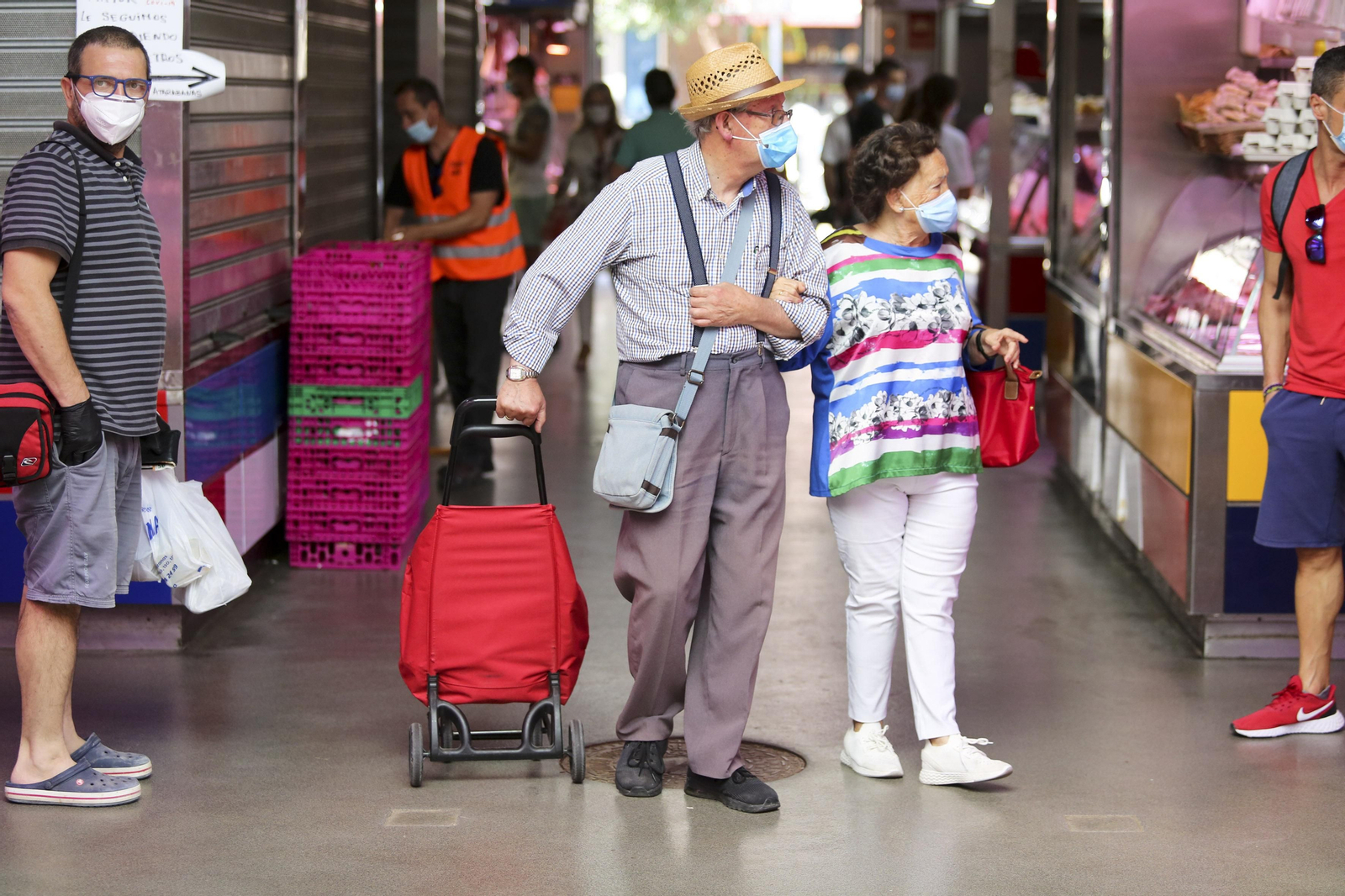 Afluencia de clientes en el mercado de Atarazanas en Málaga, en fotos