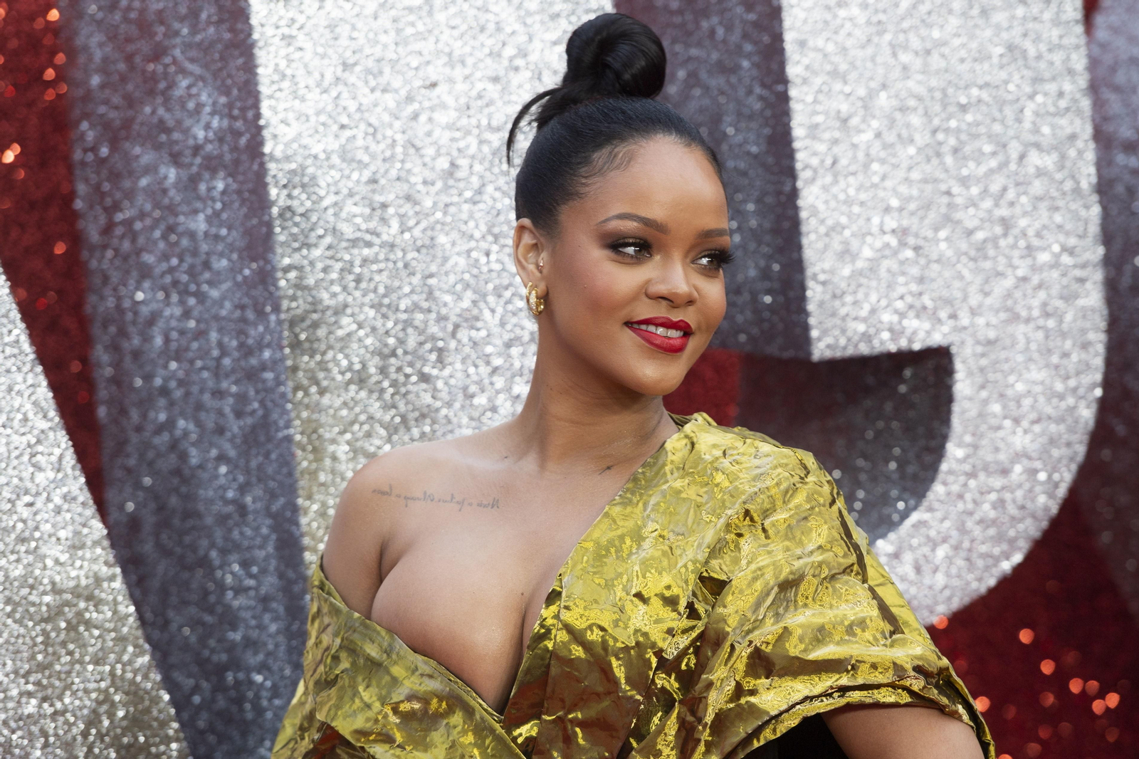 Rihanna luce un vestido dorado de Poiret cuyo tejido arrugado imita la textura del papel, drapeado y de largo asimétrico. Una elección muy en la línea atrevida de la cantante y actriz, que completa su estilismo con sandalias y clutch dorados.