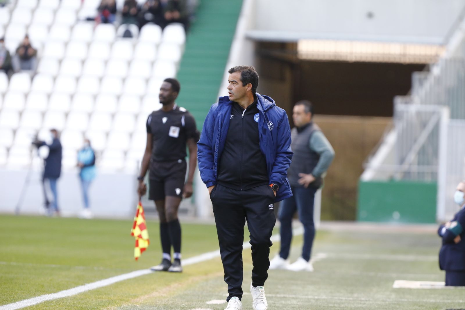 Pérez Herrera sigue atento el partido desde la banda del Arcángel.