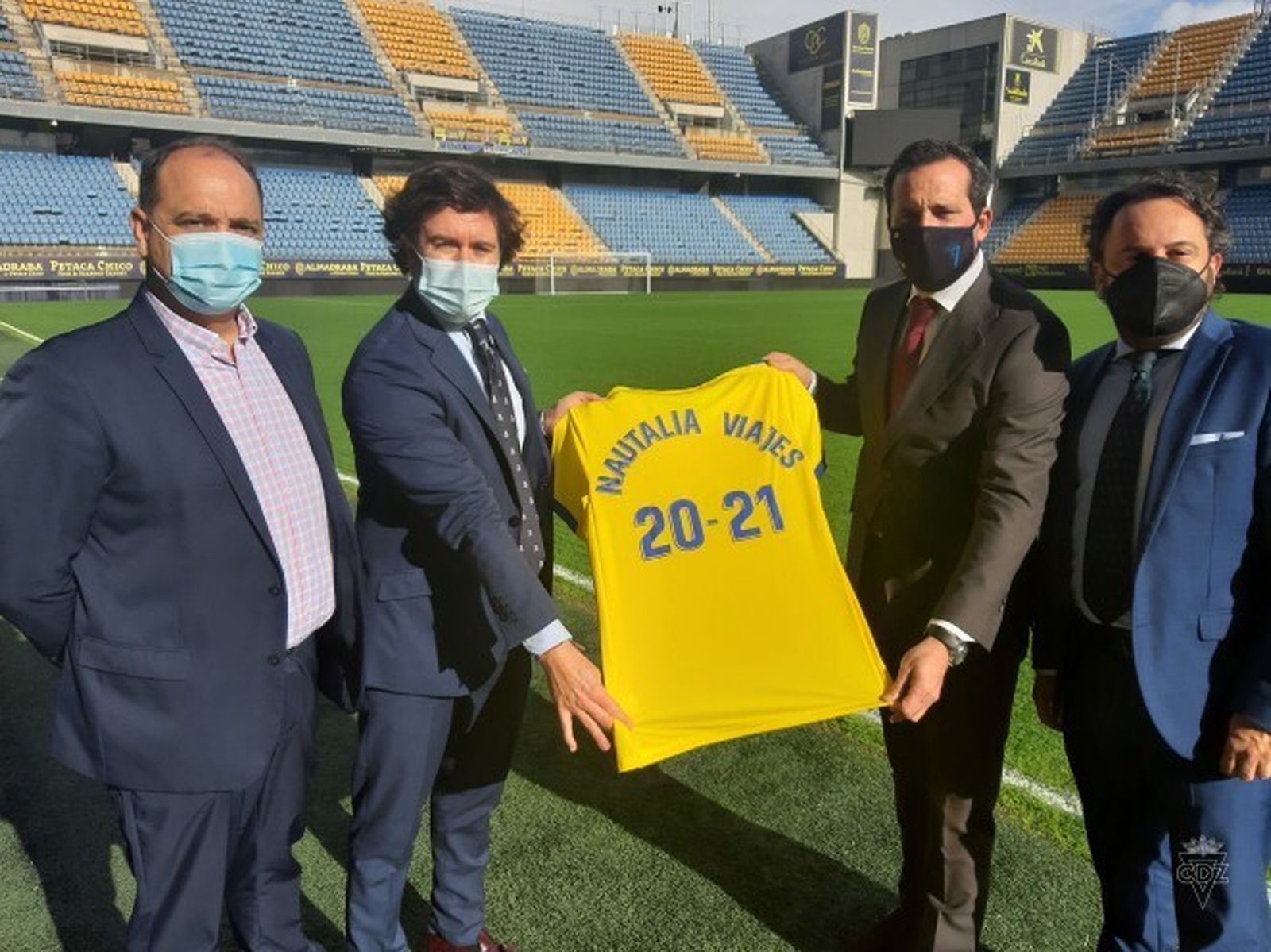 Posado con la camiseta de 'Nautalia' en el césped del Carranza.