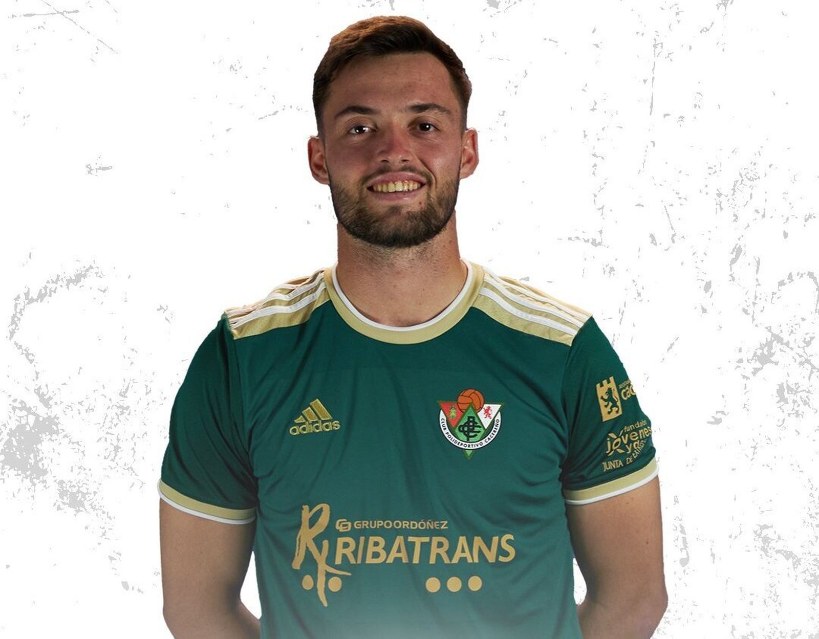 Javi Vertiz posa con la camiseta del Cacereño.