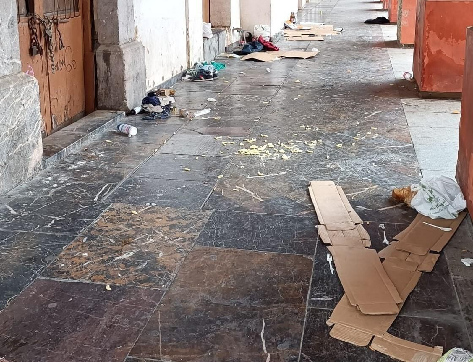 Así luce uno de los pasajes de la plaza.