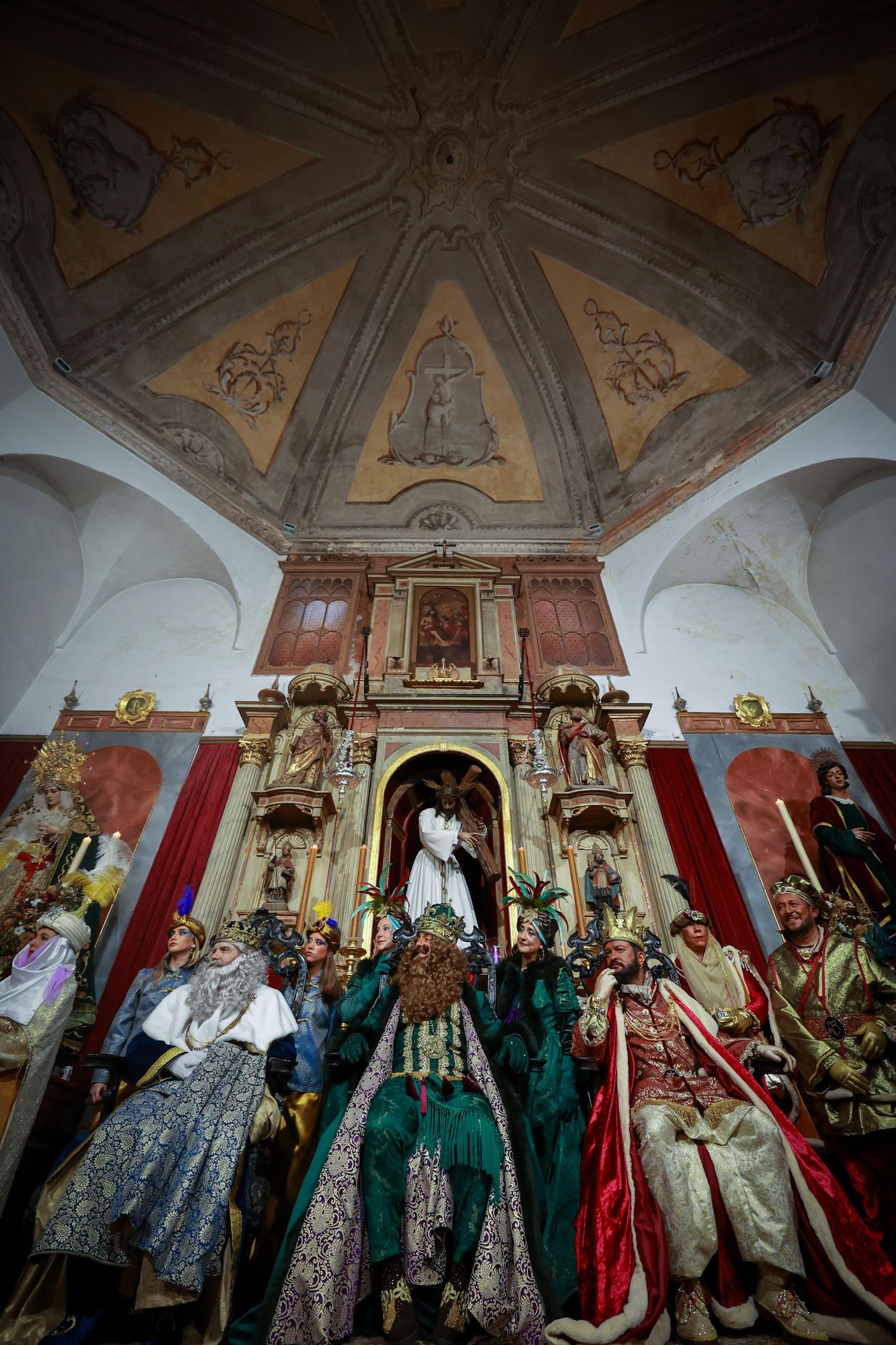 Imágenes de los Reyes Magos en Cádiz: muchas visitas oficiales en la mañana y todo listo para la Cabalgata por la tarde
