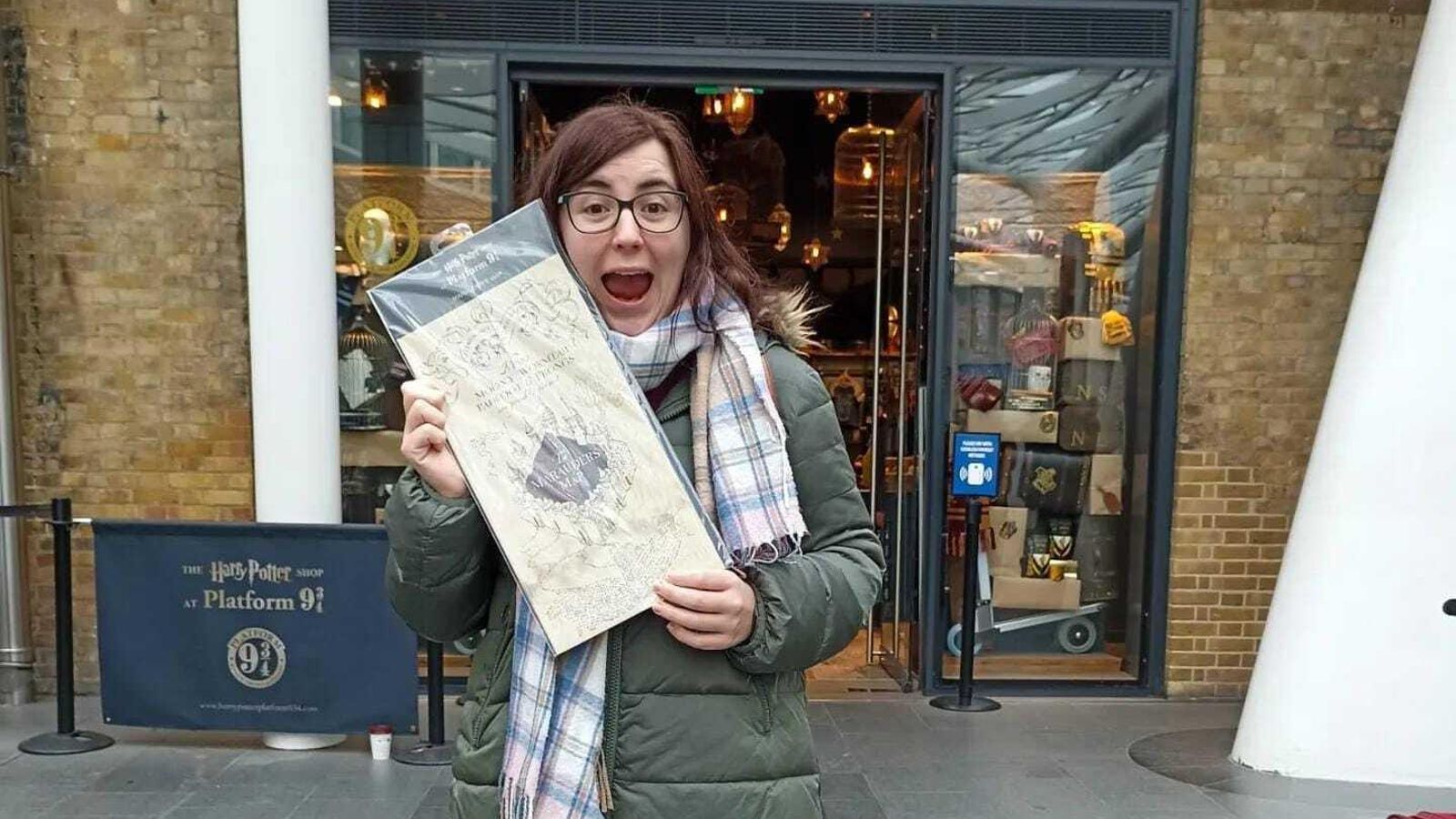 Cristina Francés con un mapa del merodeador Cristina Francés con un mapa del merodeador