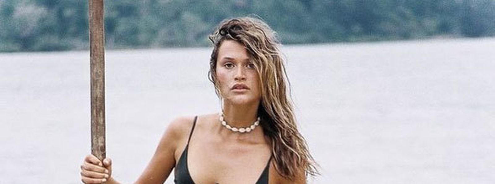 Modelo con una pieza de bikini de escote original.