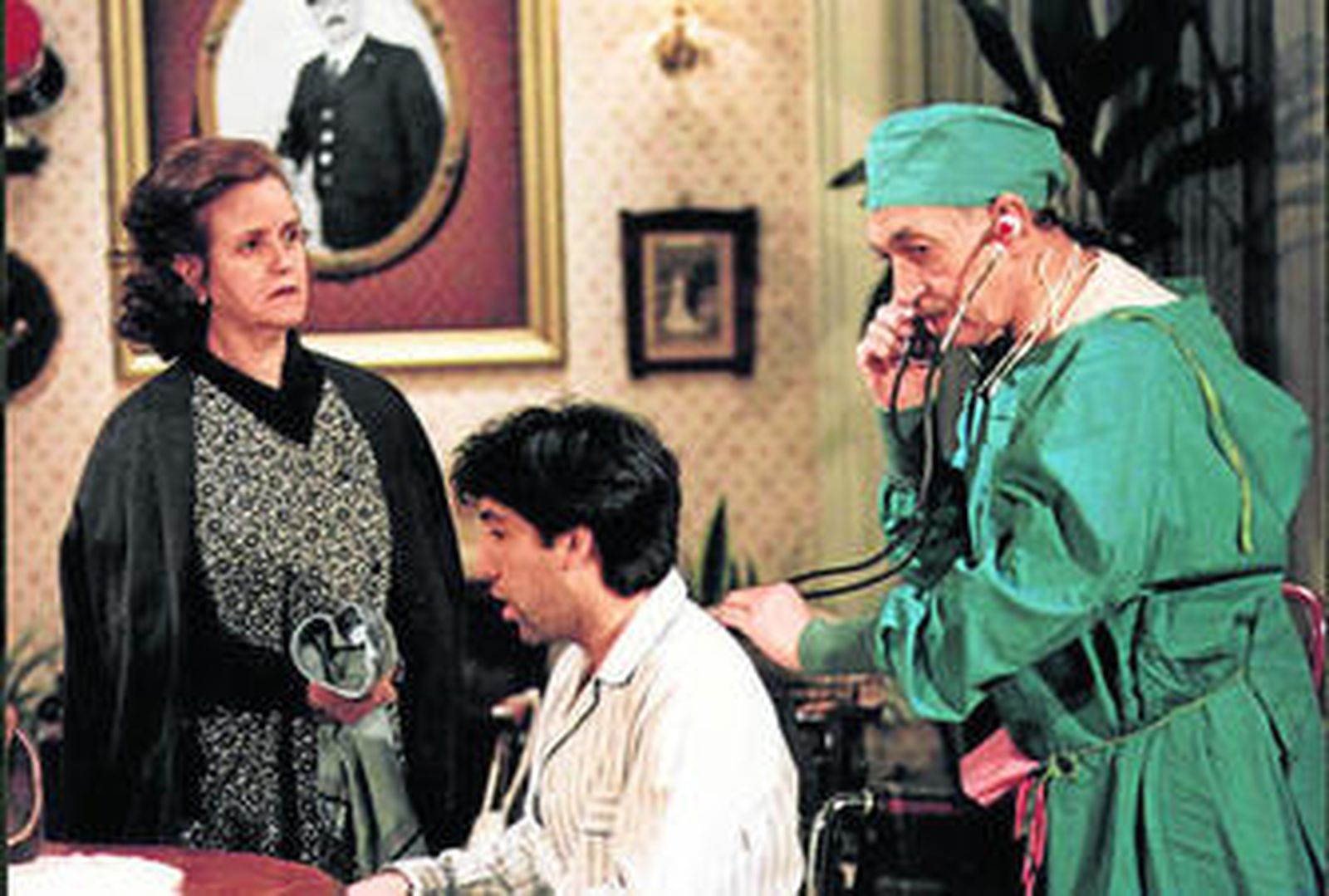 Chus Lampreave y Miguel Gila, en la serie que protagonizaron para TVE, '¿De parte de quién?.