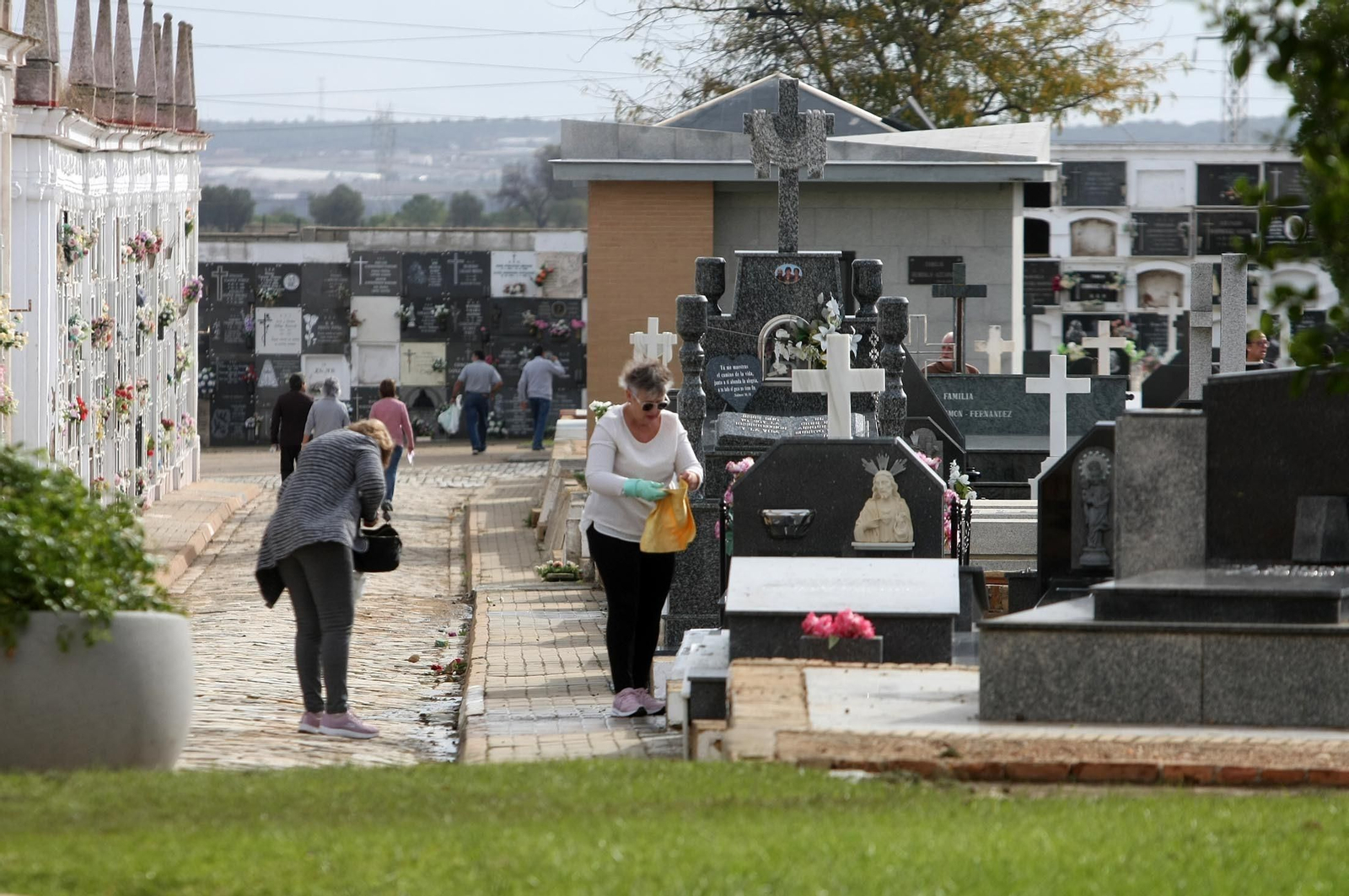 Imágenes del ambiente en el cementerio La Soledad, Huelva