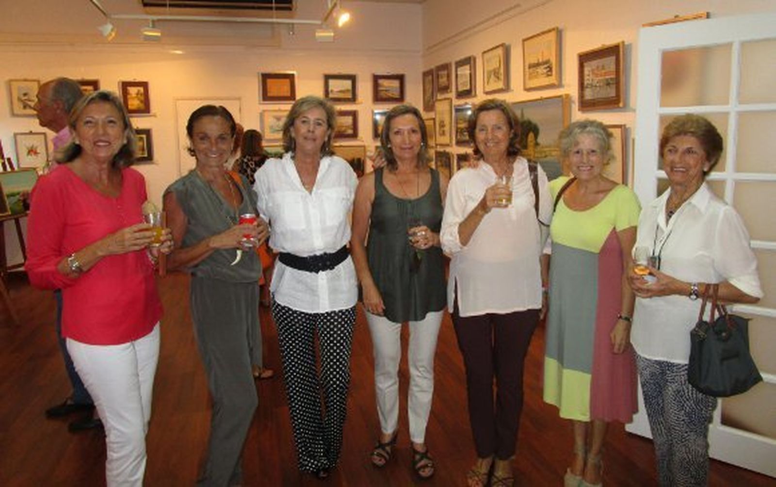 Mabel Neira, Ana Nicolás Correa, Verónica Osborne, Pili Bustmante, Carmen Delamo, Dunia Fanjul y María Osborne, durante la inauguración en la Casa Grande de Vista Hermosa.  Foto: Ignacio Casas de Ciria