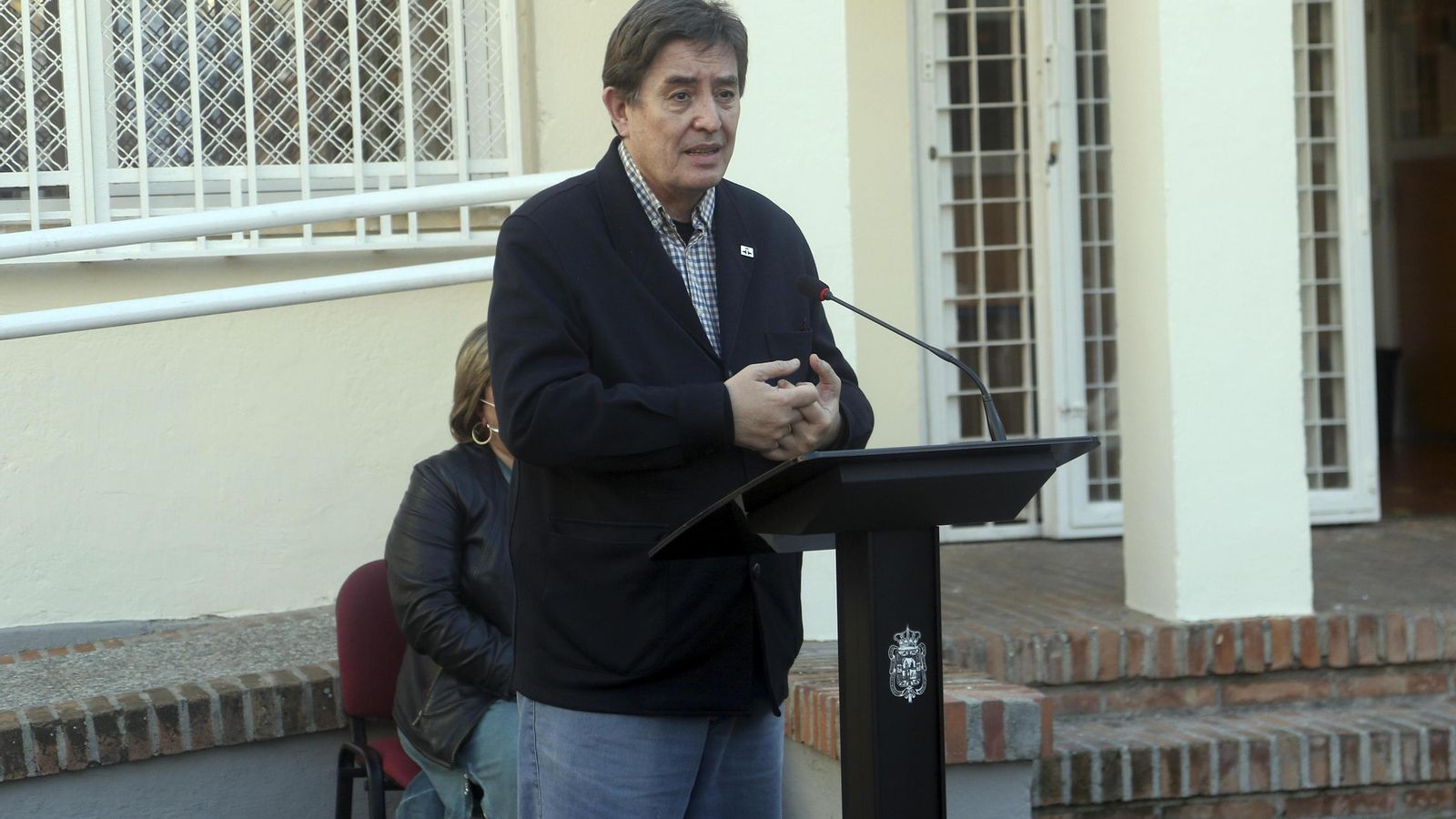 Luis García Montero leyó dos poemas dedicados a su mujer. Luis García Montero leyó dos poemas dedicados a su mujer.