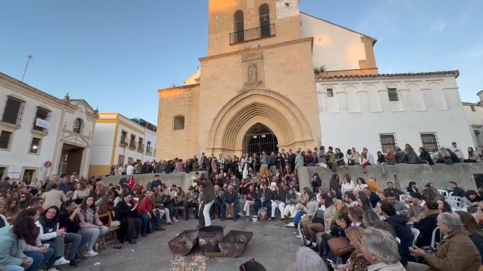 Zambomba de las Tres Caídas en la plaza San Lucas