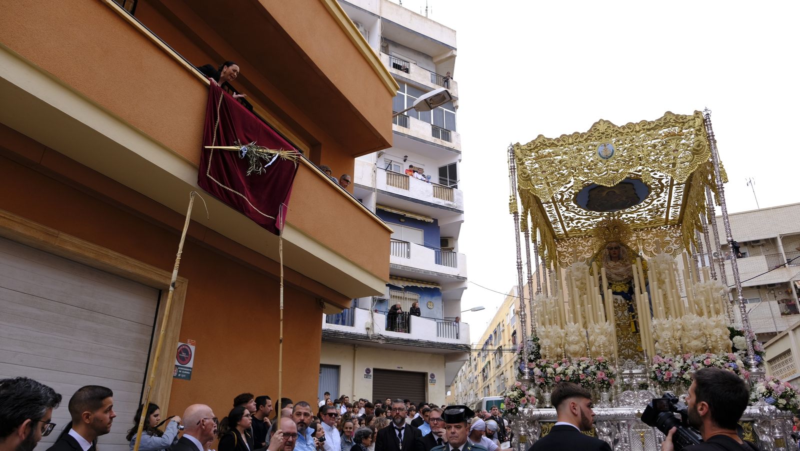 La Procesión de Los Ángeles de sobrepuso a la lluvia, en imágenes