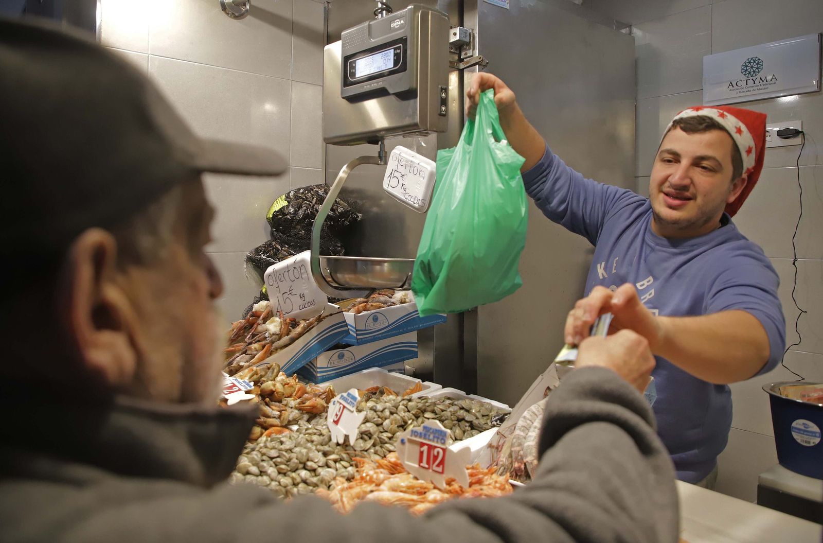 Fotos de las últimas compras para la cena de Nochebuena en Algeciras
