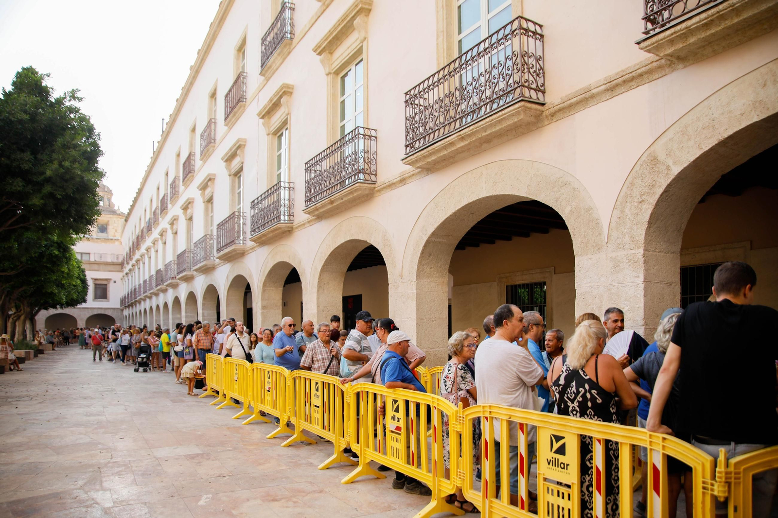 Las imágenes del reparto de abanicos en la Plaza de la Constitución en Almería