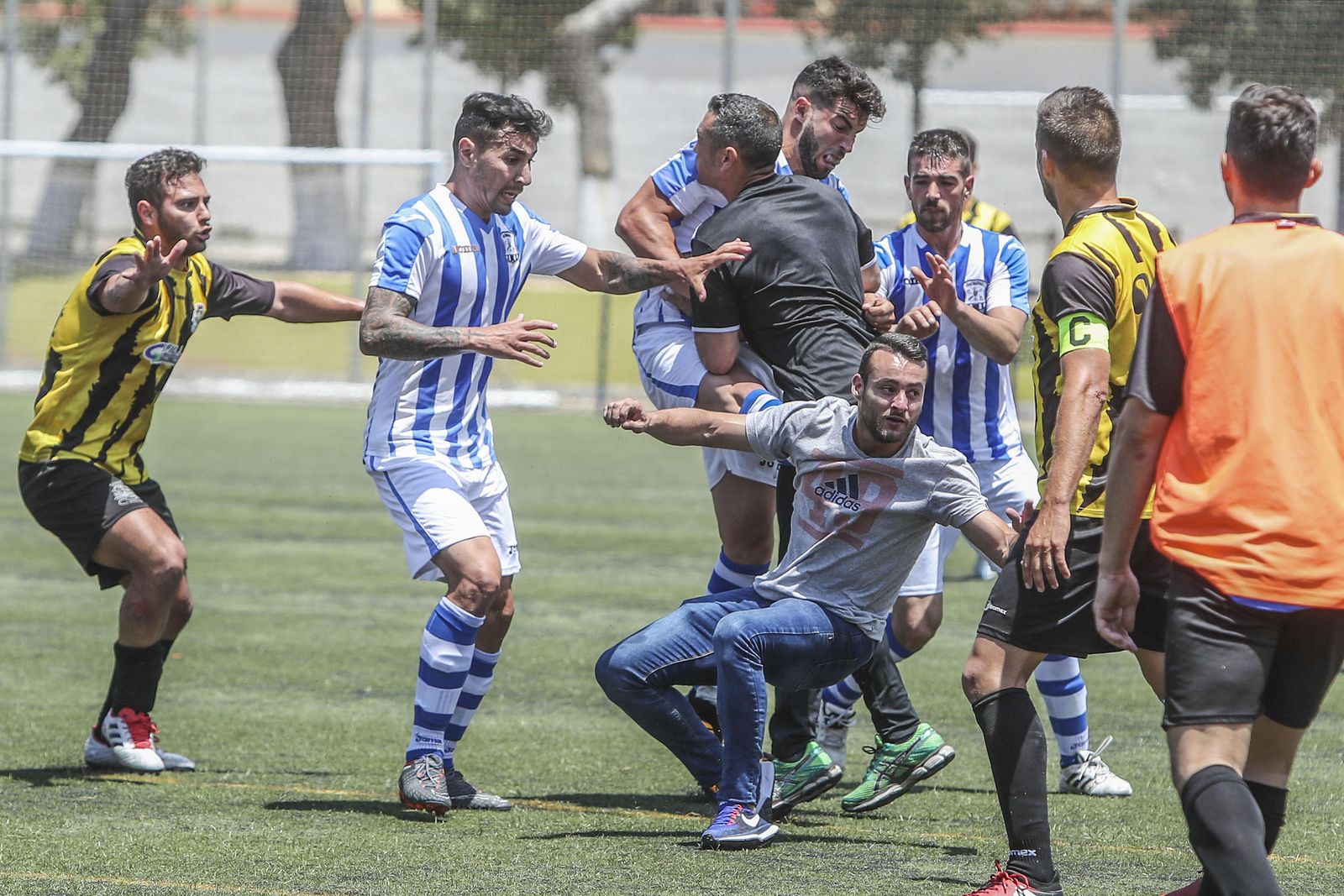 Un momento de tensión de los incidentes sucedidos en San Fernando.