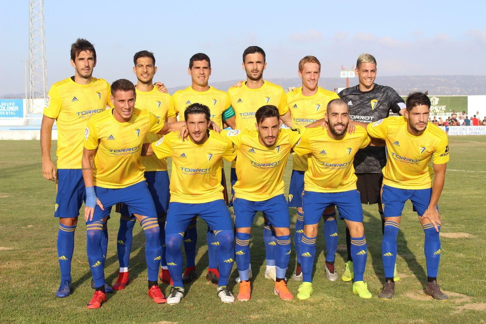 Formación del Cádiz en el primer amistoso del verano, este miércoles en Barbate.