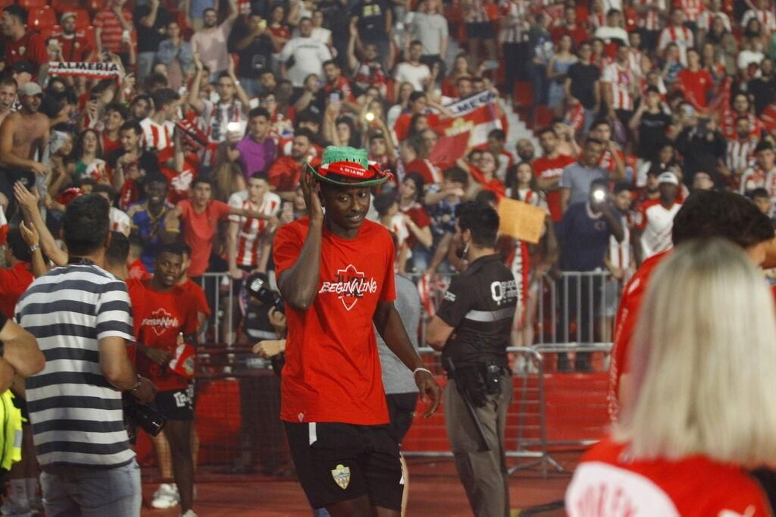 Sadiq, con sombrero a lo Finidi en la fiesta por el ascenso