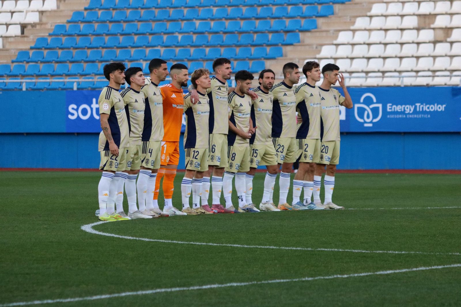 Los jugadores del Recre guardan un minuto de silencio.
