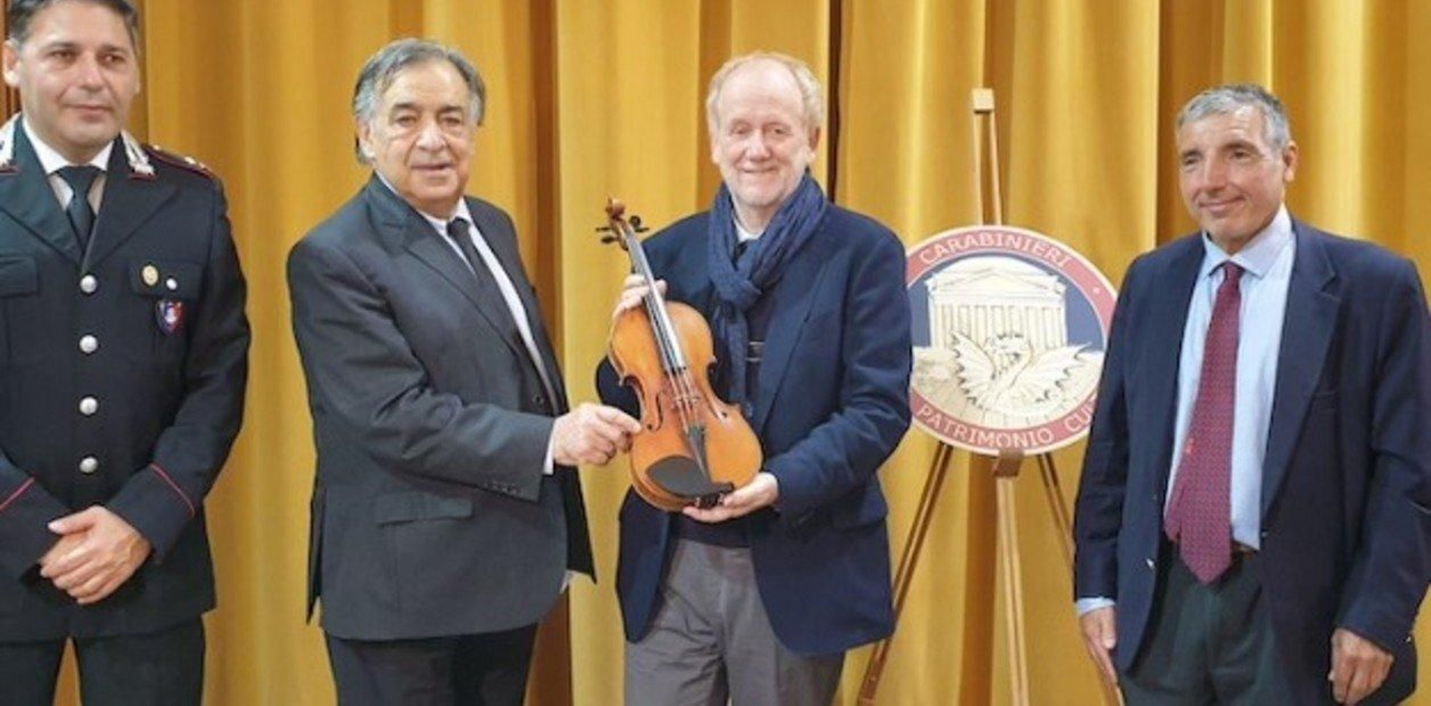 El violín recuperado es mostrado por los Carabinieri