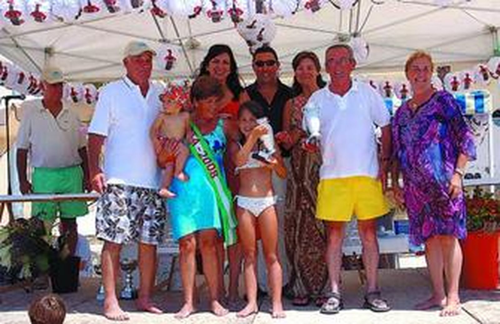 Los ganadores del torneo posan con los trofeos obtenidos.