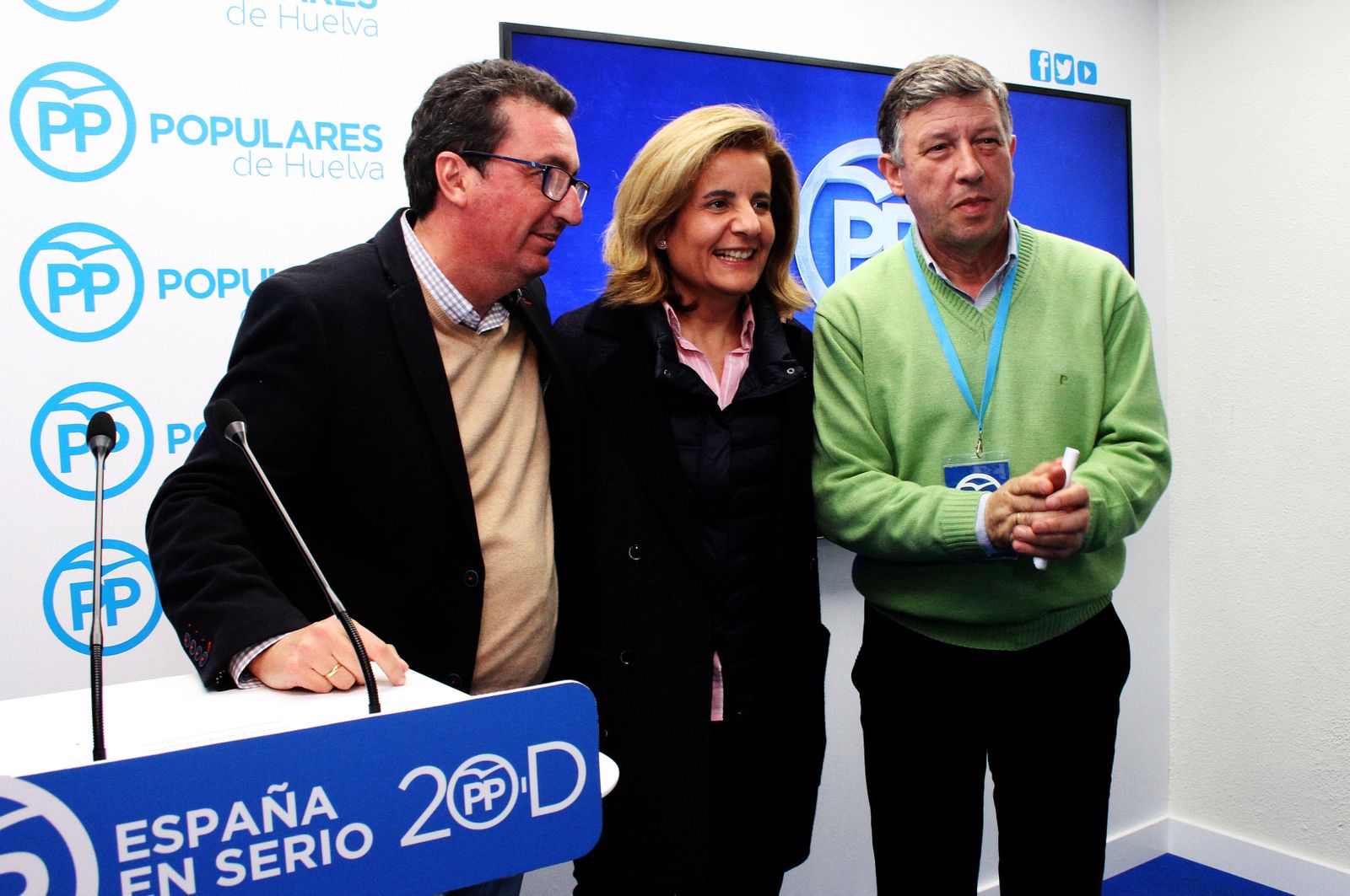 Manuel Andrés González, Fátima Báñez y Carmelo Romero, durante su comparecencia en la noche electoral del 2-D.