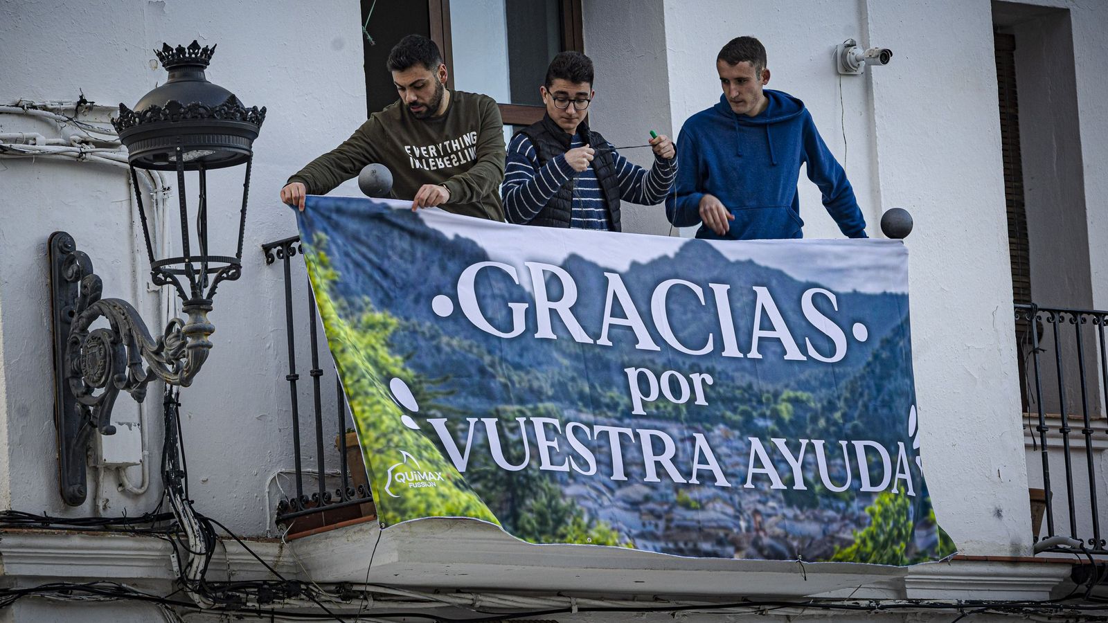 Las imágenes del retorno de los vecinos de Grazalema a sus casas después de once días desalojados