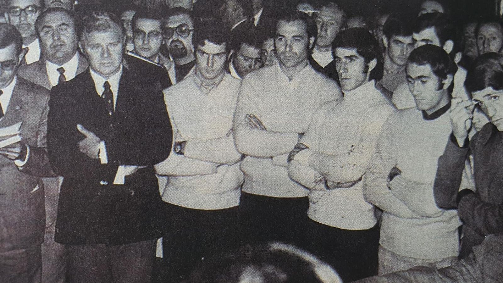 Kubala y varios jugadores de la selección dan una rueda de prensa antes del partido de España en Los Cármenes Kubala y varios jugadores de la selección dan una rueda de prensa antes del partido de España en Los Cármenes