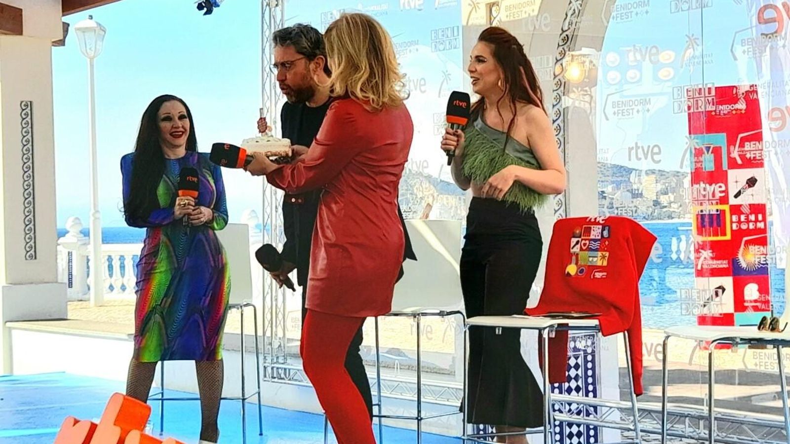 Máxim Huerta sopla las velas de la tarta ante Alaska, Inés Hernand y la directora de Comunicación de RTVE, María Eizaguirre