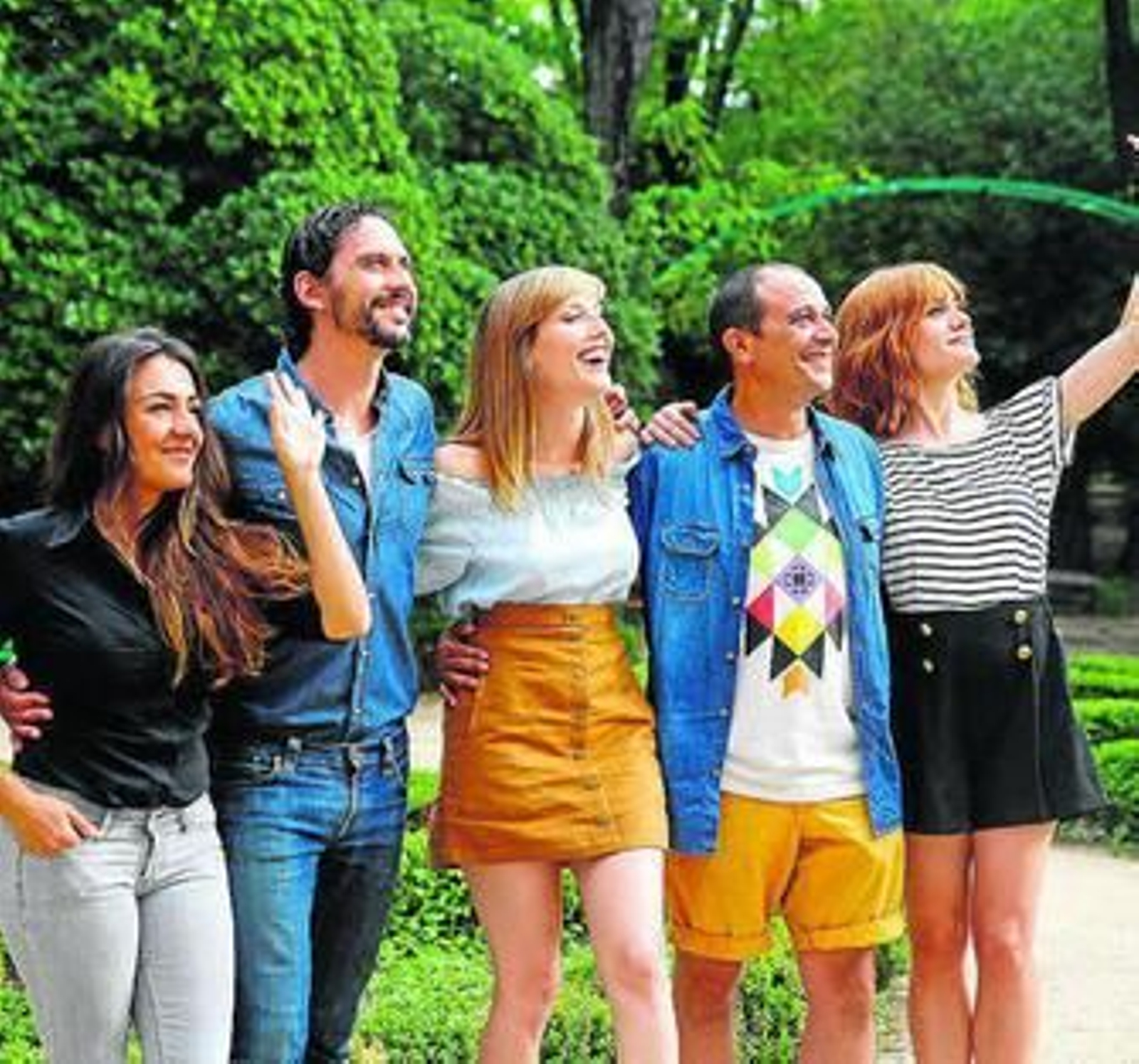 Paco León junto a los actores.