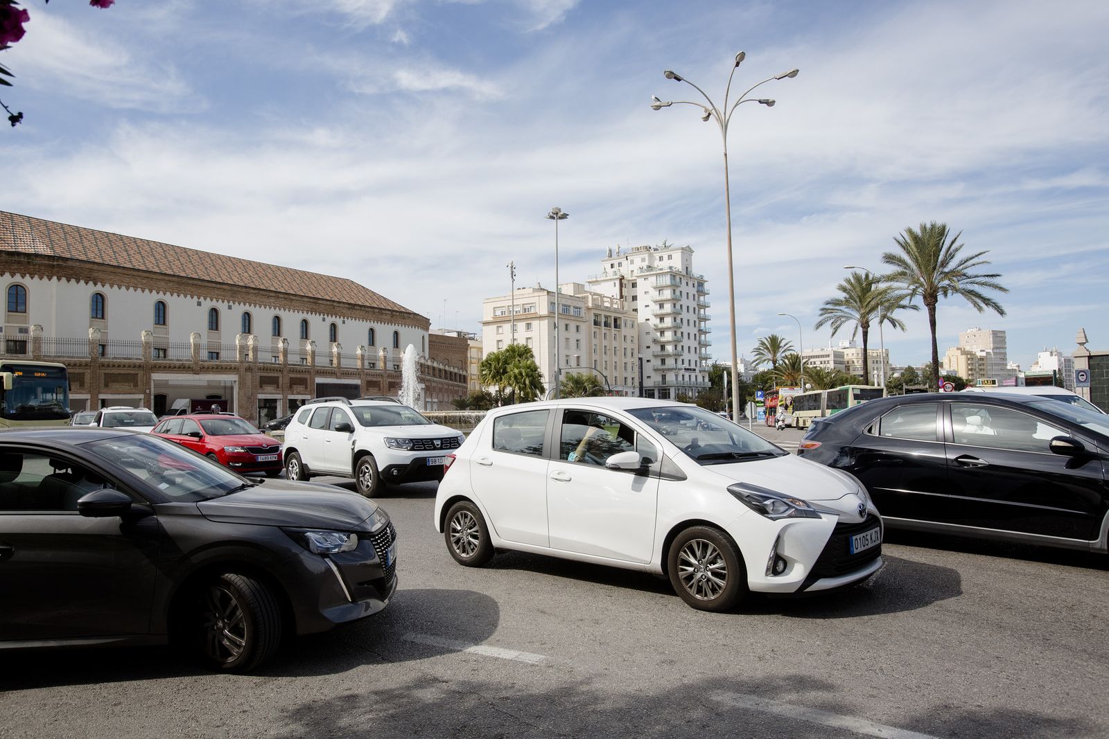 Coches circulando por la plaza de Sevilla de Cádiz.