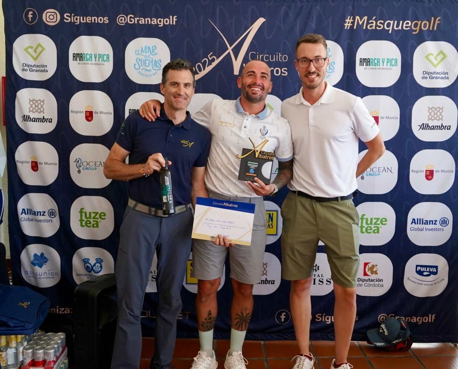 Aleix Vidal recibe su premio como vencedor en segunda categoría